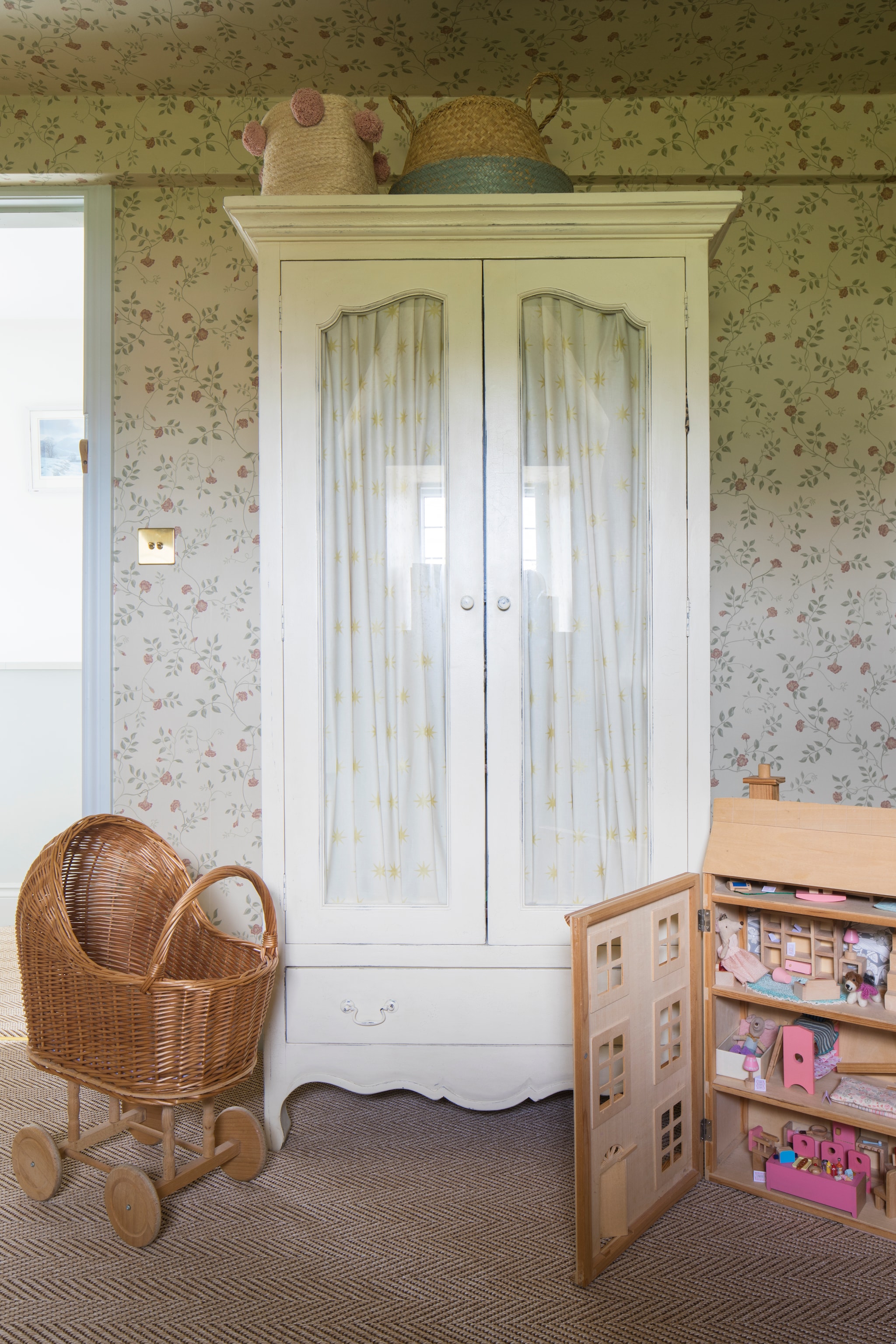 Poppenwagen Etsy. Poppenhuis Early Learning. vtwonen Landelijk 10-2026 | styling Marisha Taylor | fotografie James French | productie Living Inside
