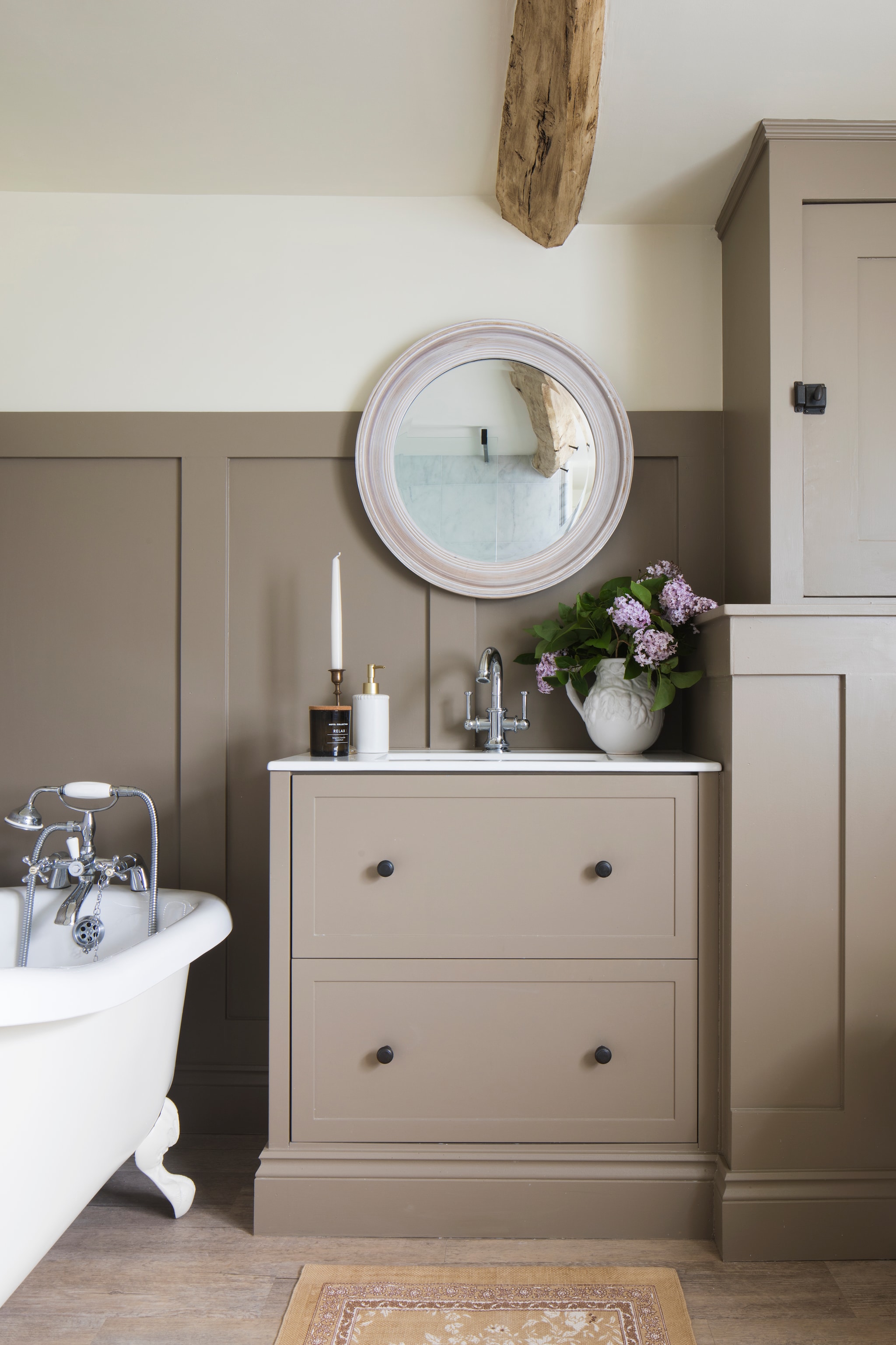 Verf op lambrisering Mouse’s Back van Farrow & Ball. Bad Bayswater. Wastafel met ombouw maatwerk. vtwonen Landelijk 10-2026 | styling Marisha Taylor | fotografie James French | productie Living Inside