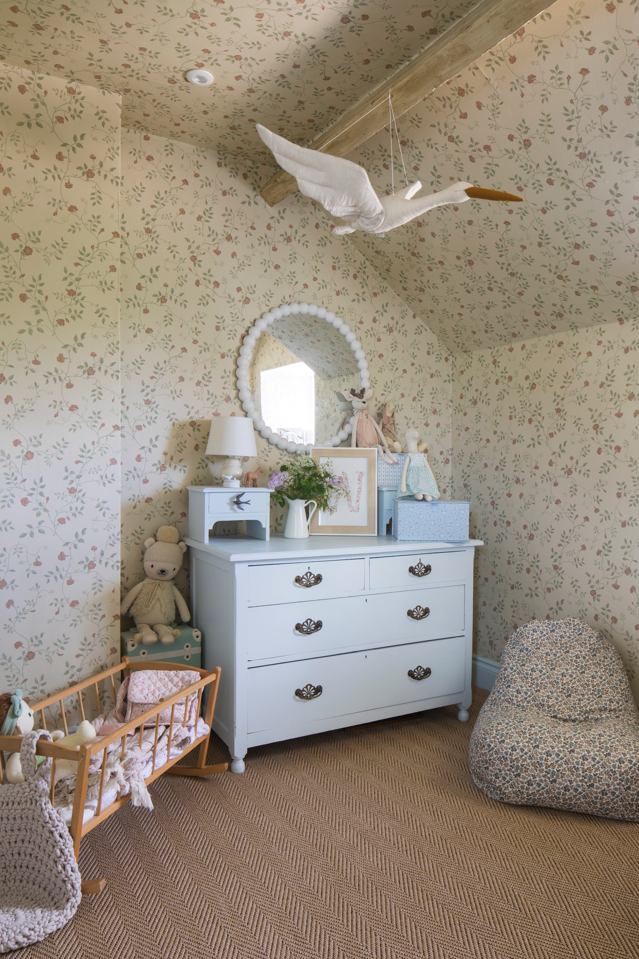 Vogel My Little Darling.Soortgelijke dressoir met spiegel Van Dijk & Ko. Zitzak Liberty. vtwonen Landelijk 10-2026 | styling Marisha Taylor | fotografie James French | productie Living Inside