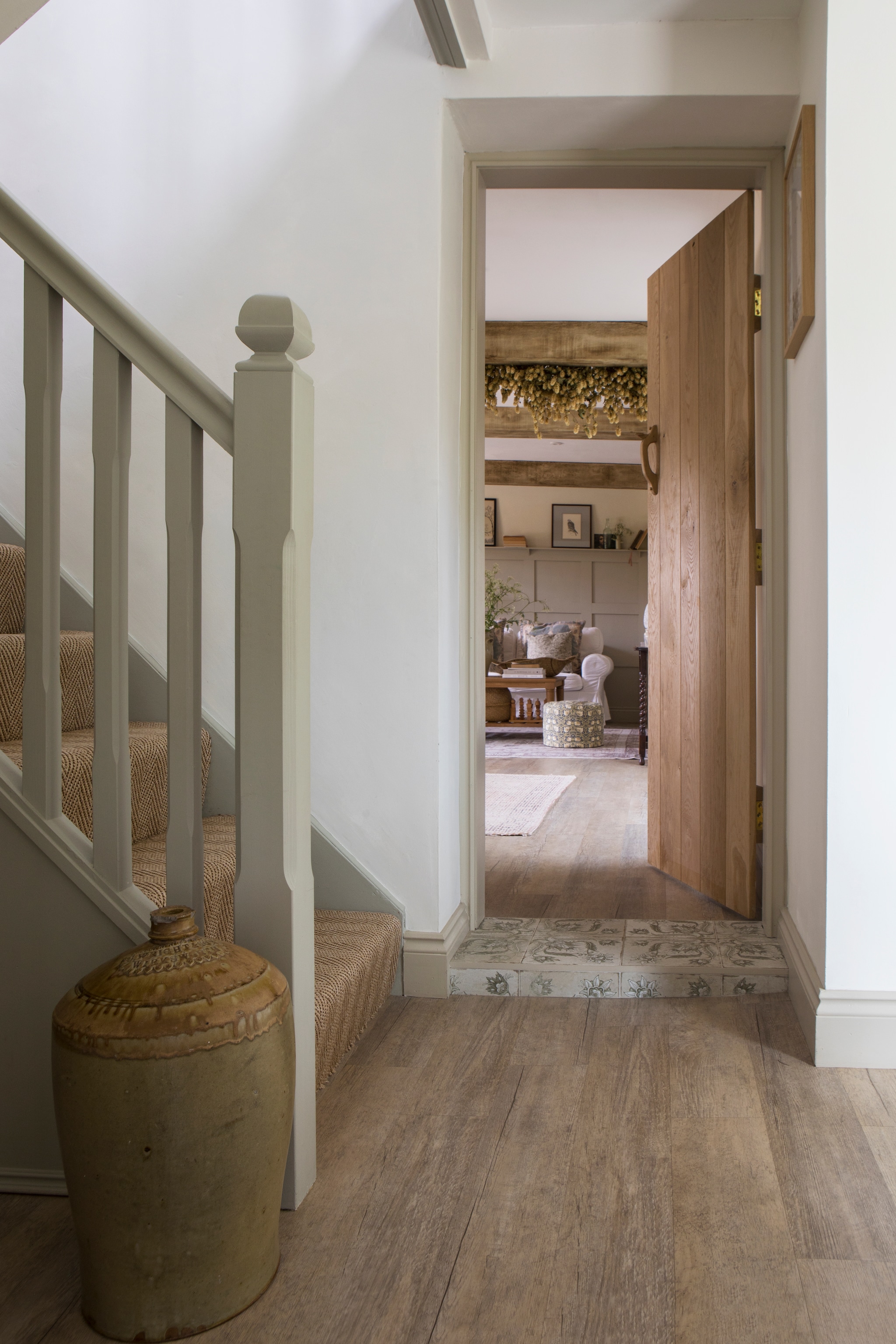 Verf op trap Coat Paints. Traploper Alternative Flooring. Grote pot antiek. Vloer Coastline Oak van Karndean. Tegels The Baked Tile Company. vtwonen Landelijk 10-2026 | styling Marisha Taylor | fotografie James French | productie Living Inside