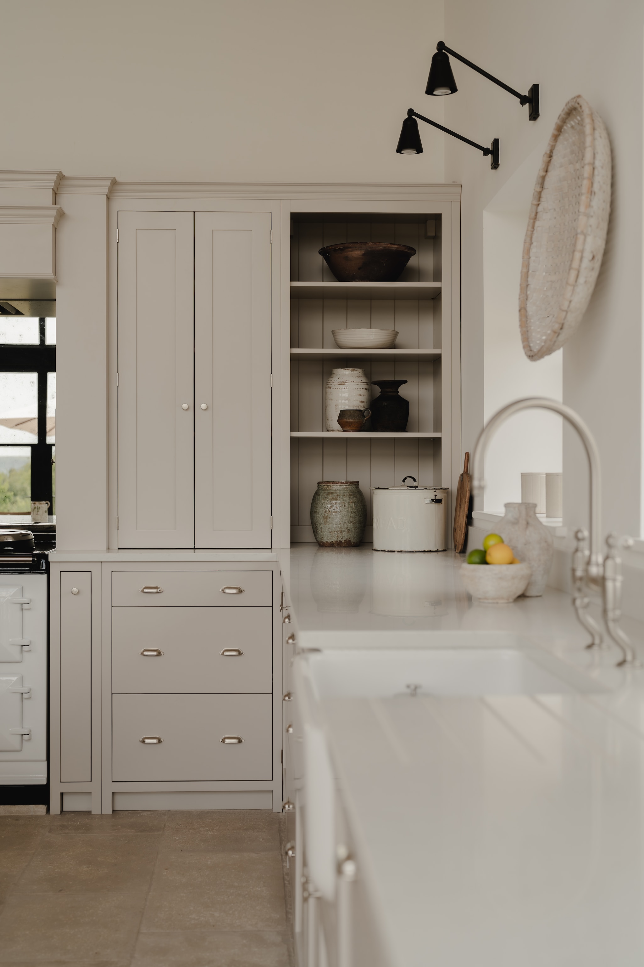 Houten schaal Home Barn. Alle accessoires zijn verzameld bij antiekzaken, kringloopwinkels en markten. Kraan Perrin & Rowe. vtwonen Landelijk 09-2026 | styling Camilla Brogaard | fotografie Joey Kendal Brown