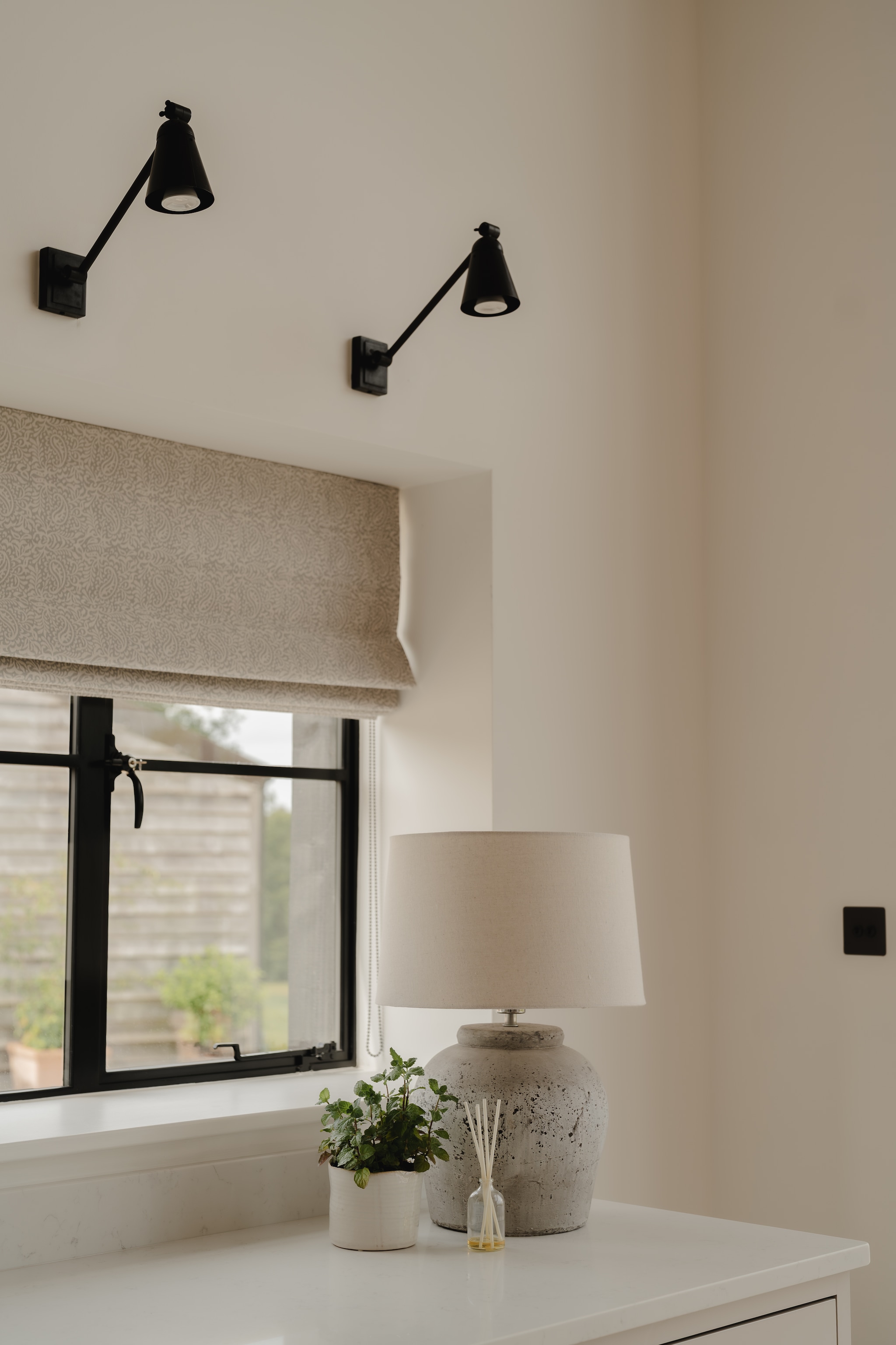 Wandlamp Lum’art. vtwonen Landelijk 09-2026 | styling Camilla Brogaard | fotografie Joey Kendal Brown