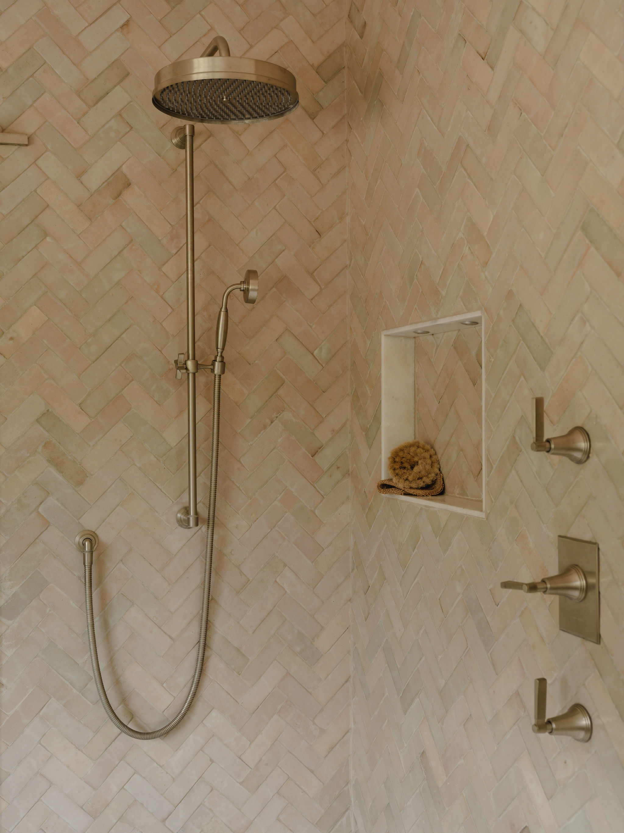 Douche Samuel Heath. Wandtegels Otto Tiles & Design. vtwonen Landelijk 09-2026 | styling Camilla Brogaard | fotografie Joey Kendal Brown