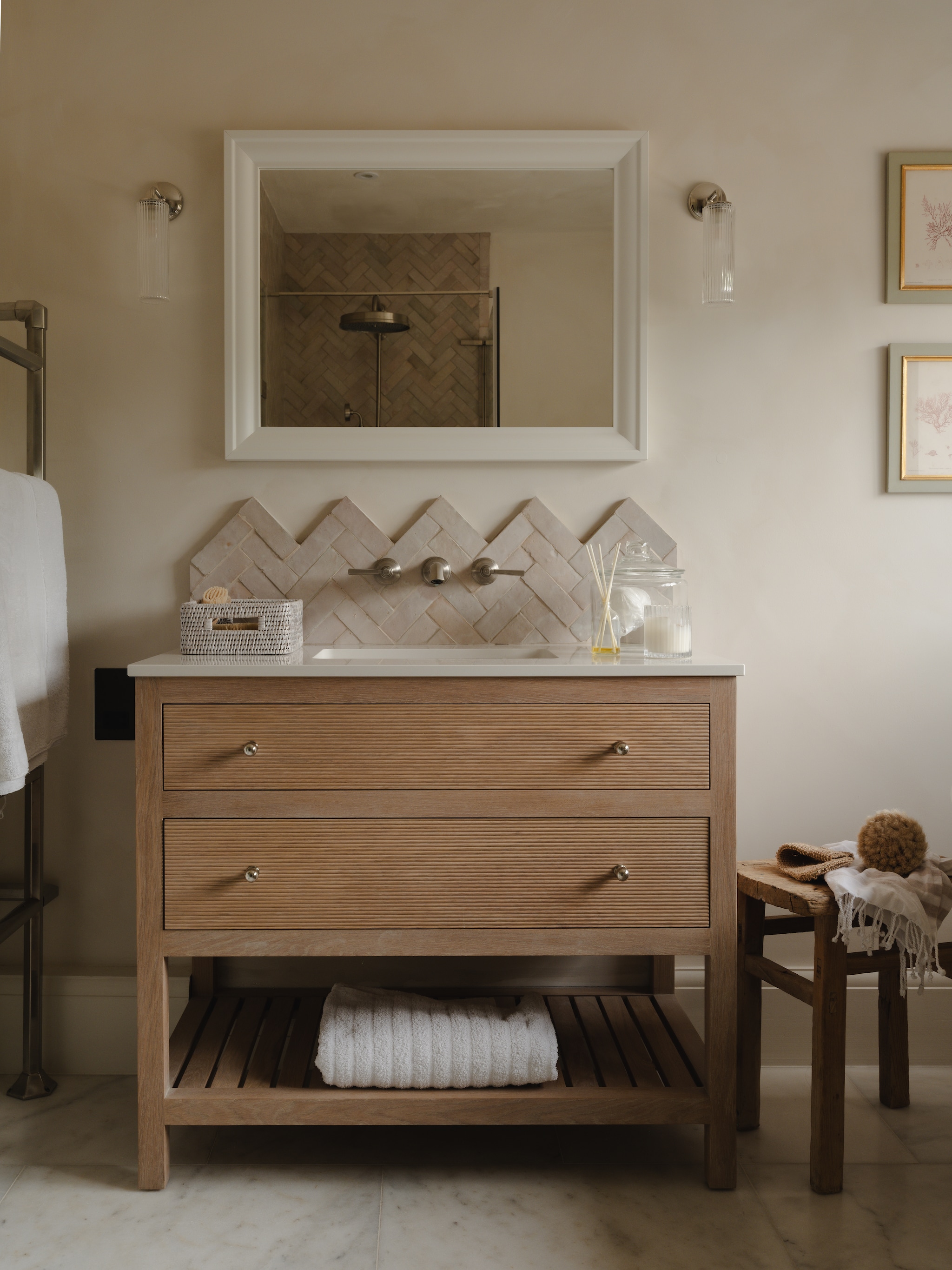 Soortgelijke spiegel Home24. Wandtegels Otto Tiles & Design. Badkamermeubel Parker & Howley. Kruk antiek. vtwonen Landelijk 09-2026 | styling Camilla Brogaard | fotografie Joey Kendal Brown