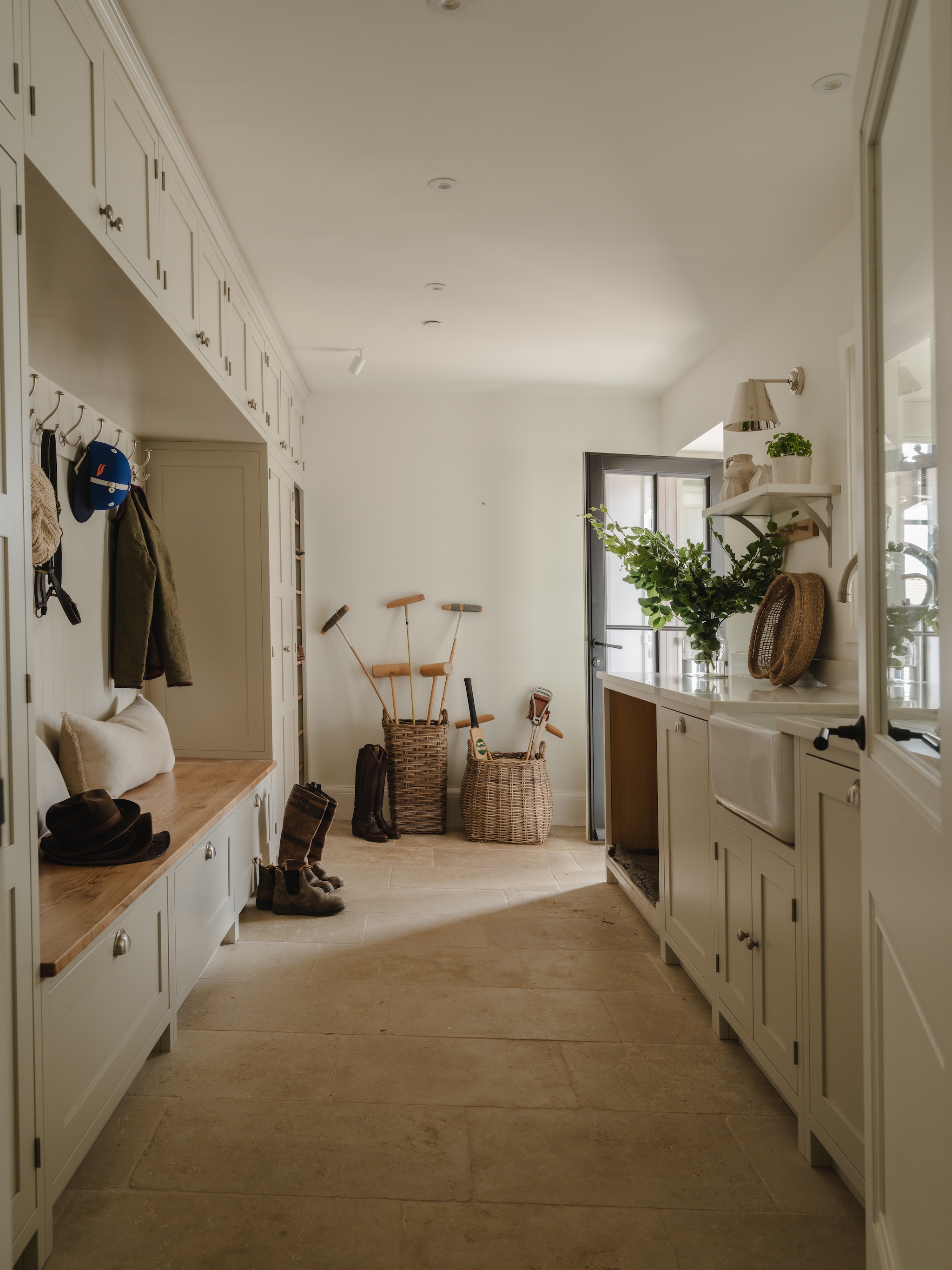 Soortgelijke manden La Redoute. Kussen Country Abodes. Wandlamp The Wall Light Company. vtwonen Landelijk 09-2026 | styling Camilla Brogaard | fotografie Joey Kendal Brown
