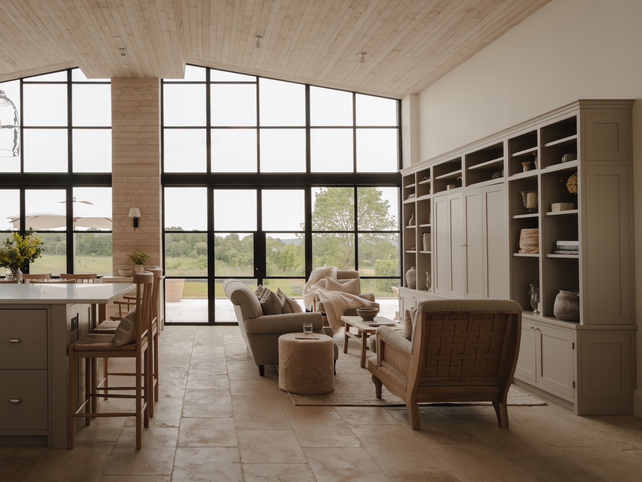 Raammateriaal Crittall. Fauteuils Nkuku. Soortgelijk: plaid By Mölle, schaal Deens. vtwonen Landelijk 09-2026 | styling Camilla Brogaard | fotografie Joey Kendal Brown