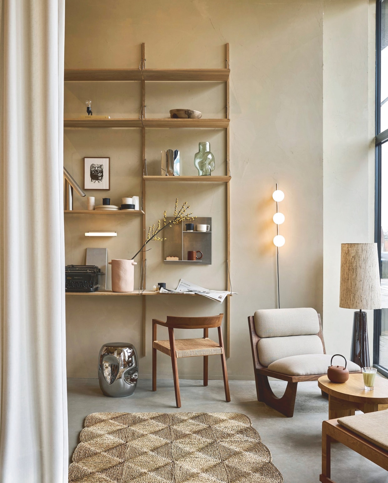 Frama tafellamp T-Lamp, staal, vanaf € 360,-, wandsysteem Shelf Library, hout, naturel, vanaf € 1100,-, wandlamp Ovoid wall, rvs en handgeblazen glas, vanaf € 500,-, wandlamp Eiffel wall, rvs, vanaf € 720,-, fauteuil Easy Chair 01, berkenhout, € 1150,-, kommen Otto, steen, vanaf € 65,- (framacph.com). Hay vaas Arcs, staal, zilver € 279,-(hay.com). Woood fauteuil Opulent, hout en bouclé, naturel € 499,-, HKliving vloerlampvoet Cone, steen, beige, 21,5x88,5 cm (Øxh) € 379,-, HKliving lampenkap, zijde, naturel, 36x58 cm (Øxh) € 158,99, HKliving bijzettafel Currents, keramiek, zilver, 36x36x45 cm (lxbxh) € 158,99, J-line theepot, metaal, bruin, set van 2 € 110,30, J-line bloempot Gustave, keramiek, lichtbruin € 41,40, J-line stoel Emma, hout, bruin, 55x55x71 cm (lxbxh) € 498,-, J-line tapijt, polyester, naturel, 153x122x1,5 cm (lxbxh) € 248,-, Household Hardware mok Big Ear, keramiek, bruin € 15,95 (shop.vtwonen.nl). Overig privébezit. vtwonen 02-2026 | styling Marianne Luning | fotografie Alexander van Berge