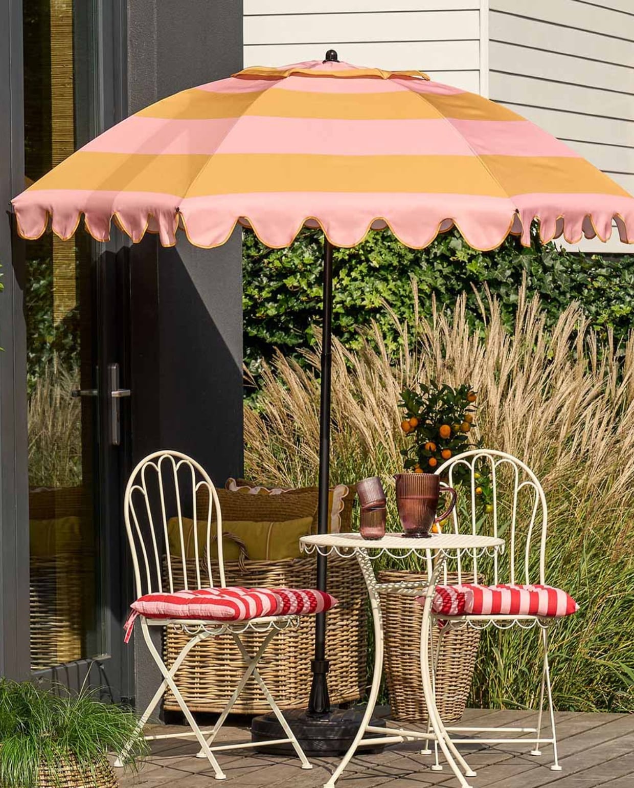 Roze en oranje kantelbare parasol met streepprint, Ø197 x 238 cm, Mica Decorations