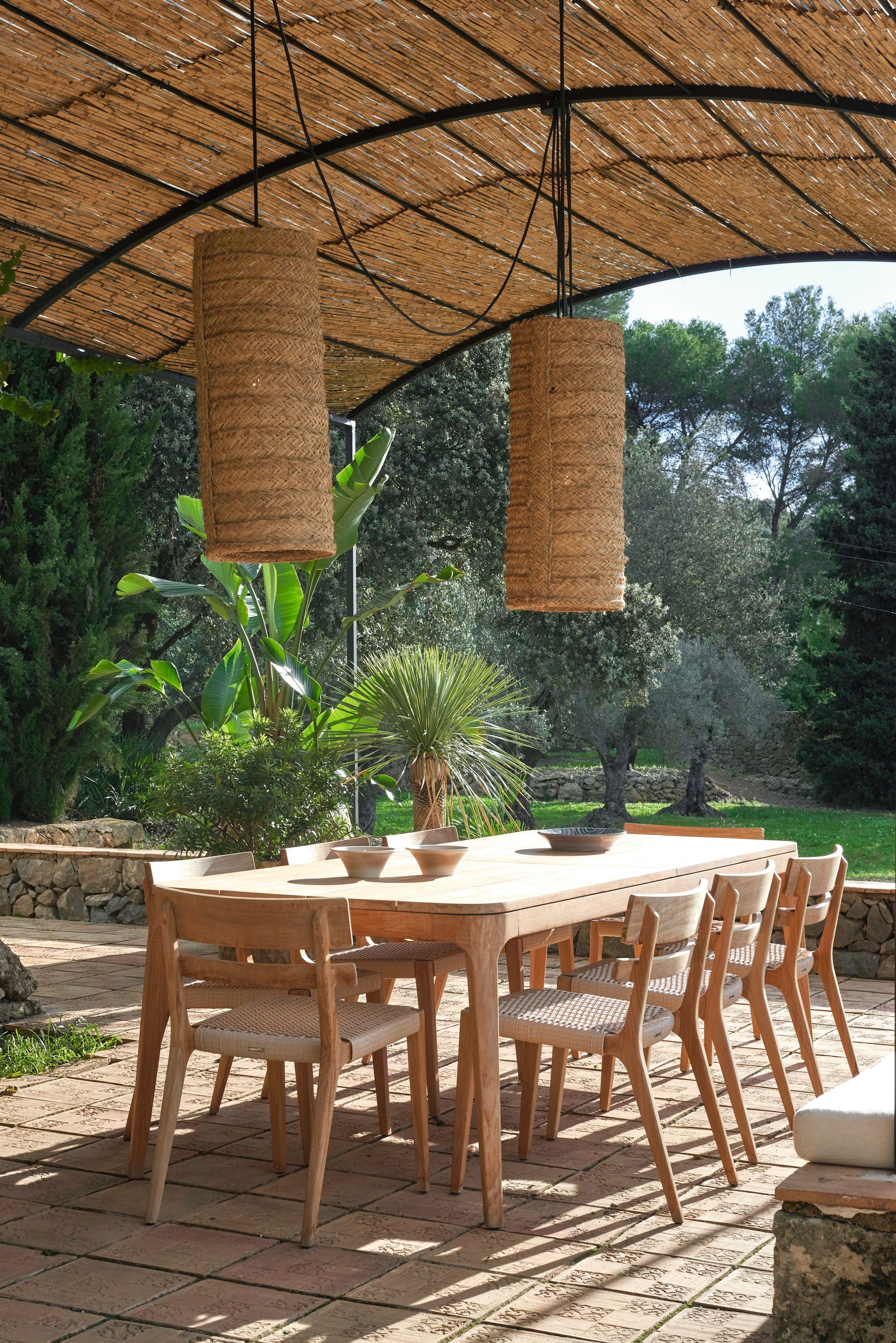 Overkapping van metaal en lokale rietsoort cañizo. Houten stoelen gekregen van de vorige bewoners. Soortgelijke tafel Ethnicraft.