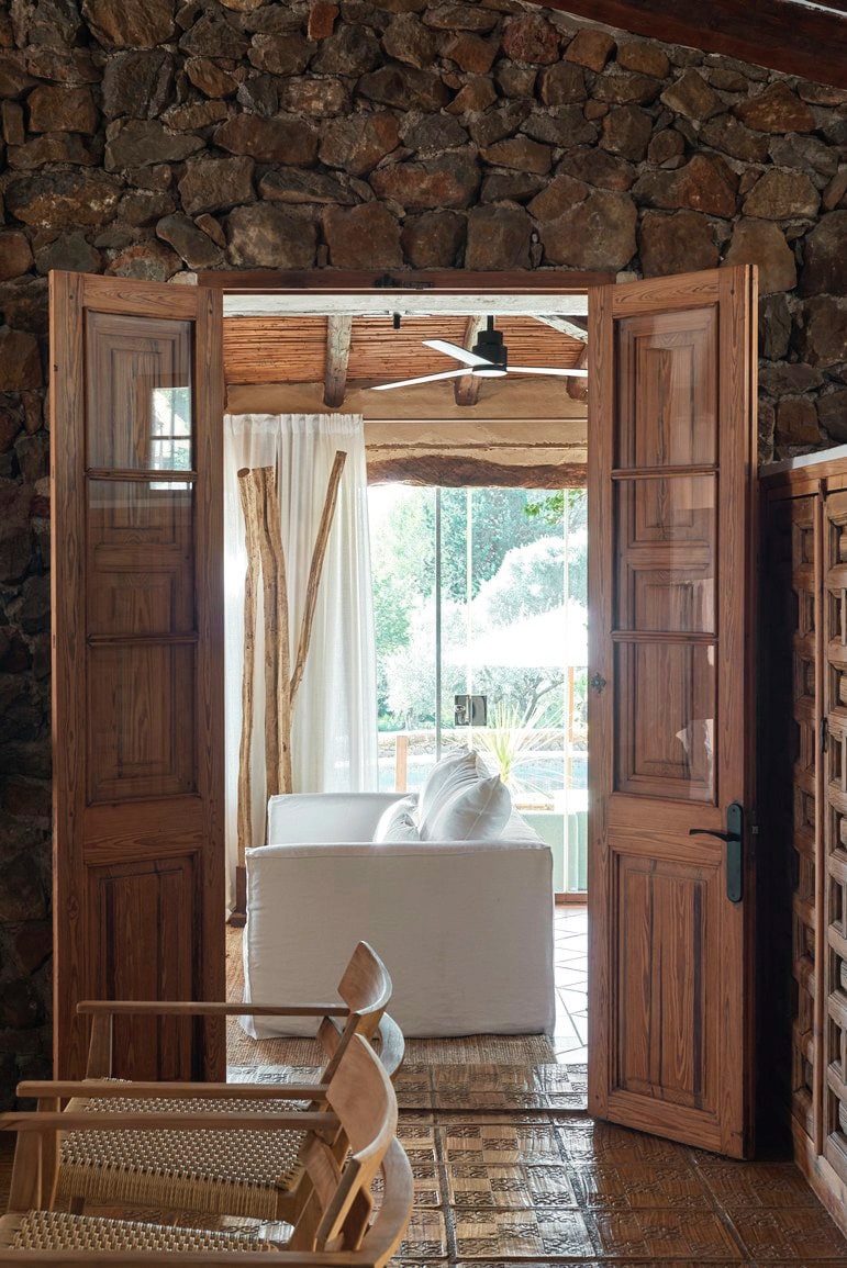 Zicht op de tuinkamer. Houten stoelen Zara Home. vtwonen 7-2026 | fotografie Hendrik Biegs