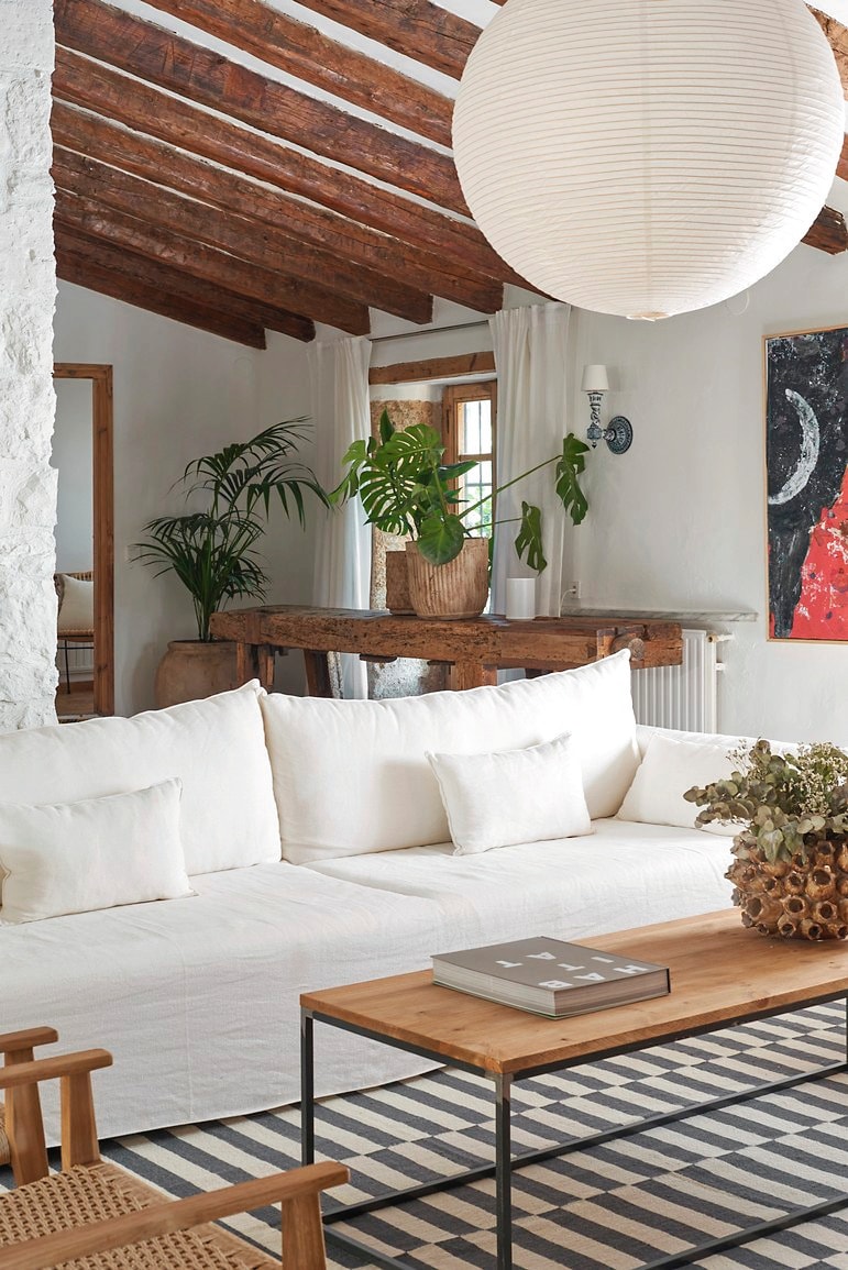Bank D’estilo Tapizados. Hanglamp Paper Shade van Hay. Vloerkleed Stockholm van Ikea. Salontafel maatwerk. Kunstwerk Gommaar Gilliams. vtwonen 7-2026 | fotografie Hendrik Biegs