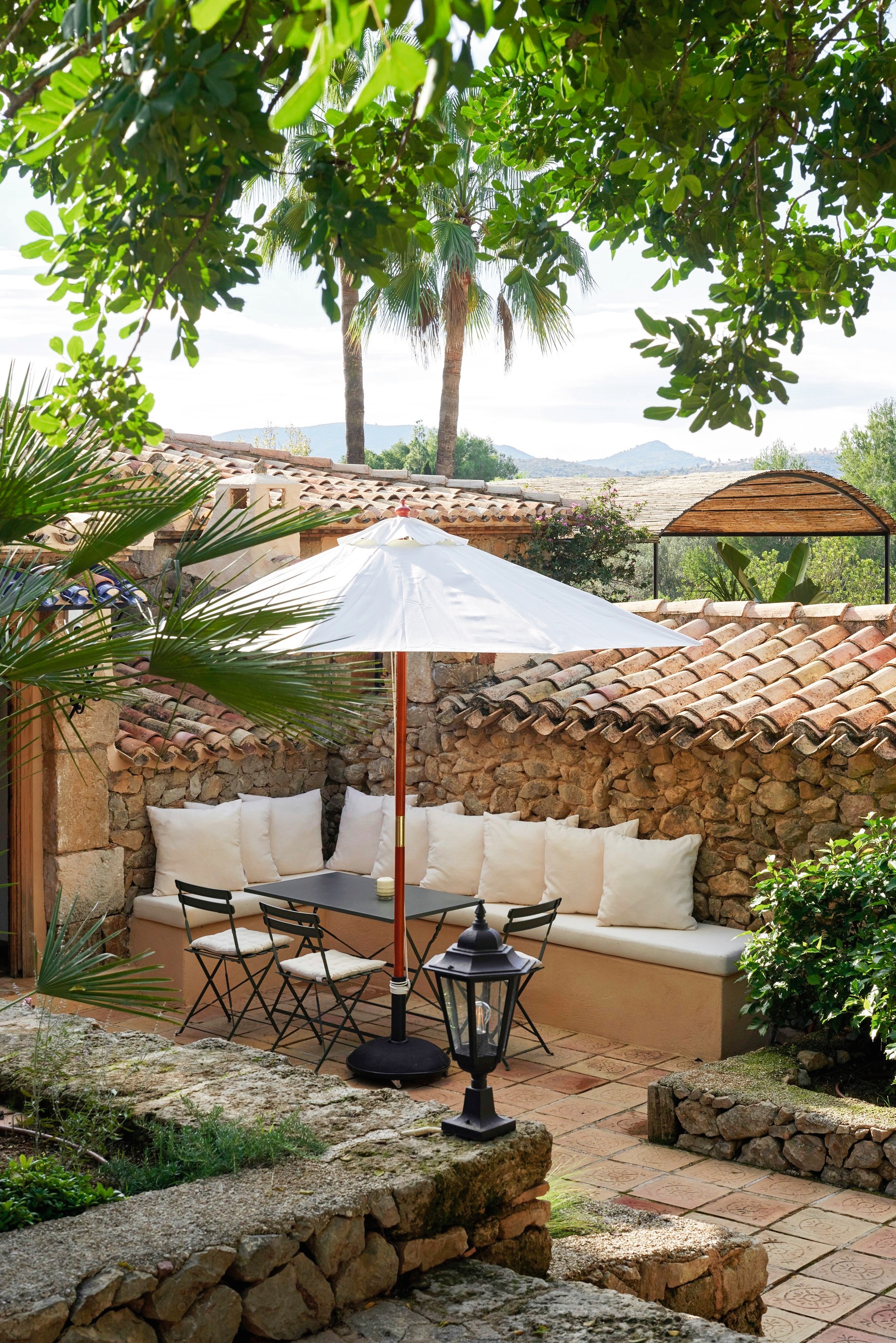 Bistro tuinset Casa. Soortgelijke parasol Solero Parasols. vtwonen 7-2026 | fotografie Hendrik Biegs