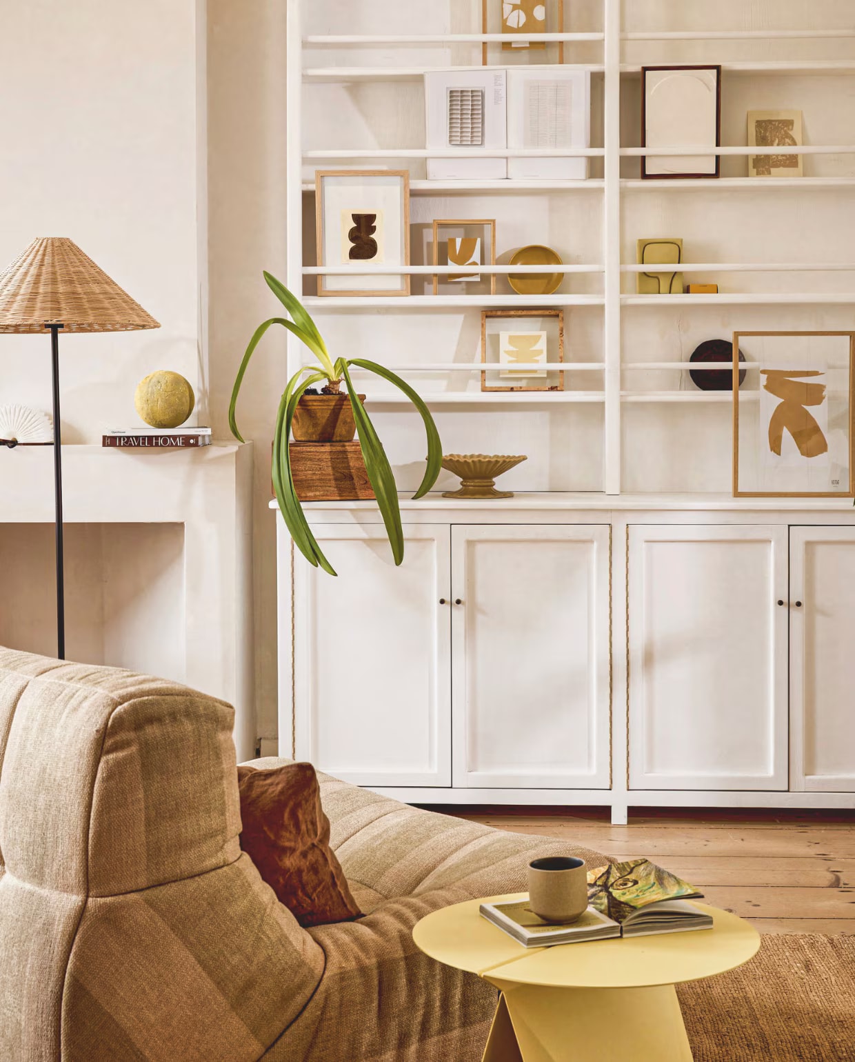 Combitex kast, hout € 1150,-, bal/object, geel en groen € 10,-(com-anders.nl). Zuiver tafel Foldy, ijzer, geel € 125,- (shop.vtwonen.nl). HKliving fauteuil Lazy Lodge, polyester en foam, groen en beige, 105x105x75 cm (bxdxh) € 1455,-, schaal op voet New Classics, keramiek, soft mokka beige € 64,99, kunstobject After Constructivism, papier-maché, groen € 29,95, kunstobject Pocket Exhibit Dwell, mdf, lichtgroen € 49,95, vloerkleed, hennep, naturel, 280x180 cm (lxb) € 395,- (hkliving.com). Urban Nature Culture fotolijsten Floating Aesthetic, mdf en glas, naturel, S € 13,99, M € 19,99 en L € 32,99, wanddecoratie Graphic Geo C, papier-maché, wit € 79,99, fotolijst Moko, mdf, naturel € 34,99, kist, hout € 59,99(shop.vtwonen.nl). Sukha bord, keramiek, geel € 10,- (sukha.nl). Kave Home vloerlamp Urania, rotan en ijzer, zwart en bruin, 61x154 cm (Øxh) € 192,- (flinders.nl). Overig privébezit. vtwonen 05-2026 | styling Marlies Does | fotografie Peggy Janssen
