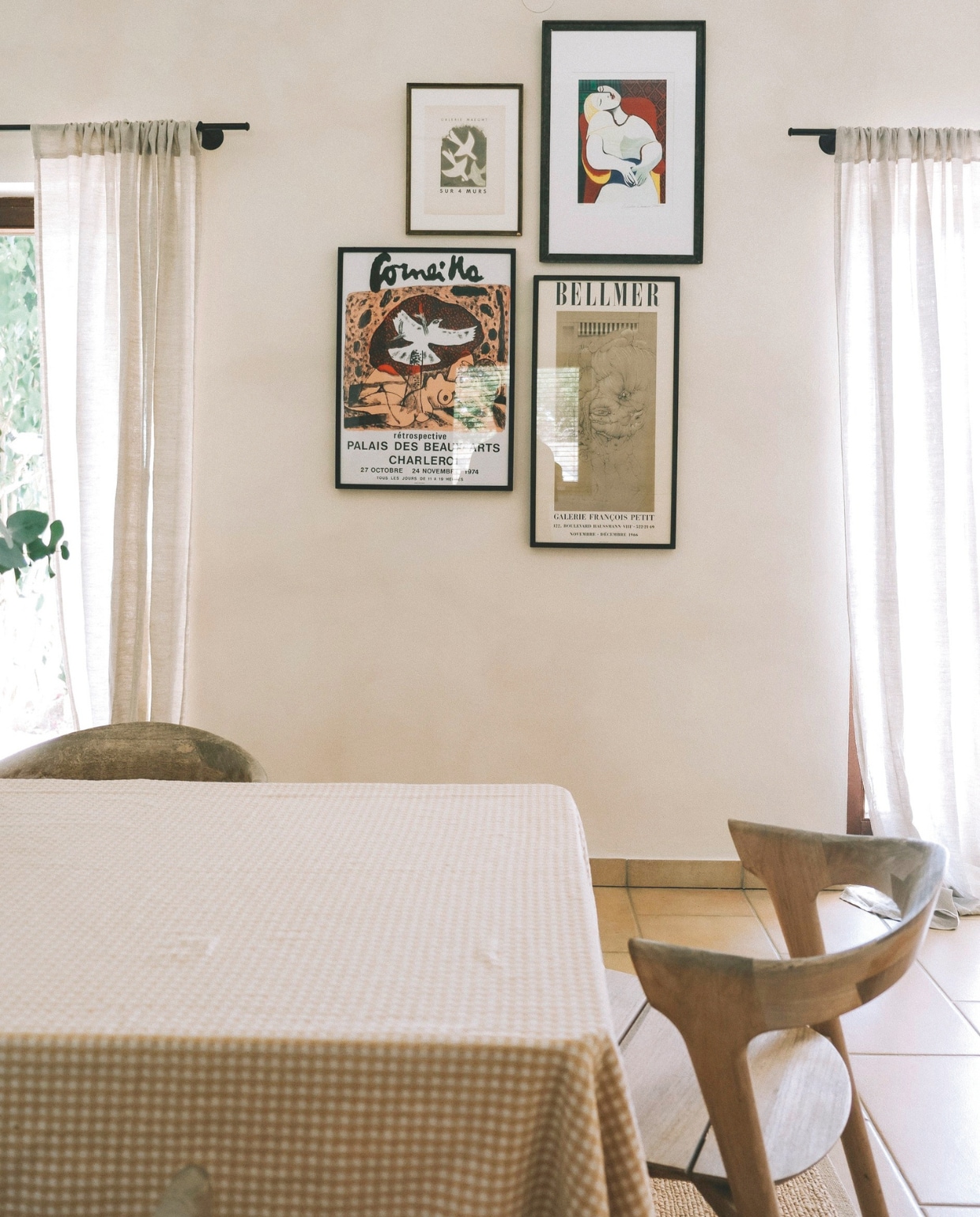 Prenten en litho’s via Catawiki. Kalkverf Bone van Bauwerk Colour. Tafelkleed en linnen gordijnen Zara Home. Stoelen Bok van Ethnicraft. vtwonen 08-2026 | fotografie Isabelle Vermeersch