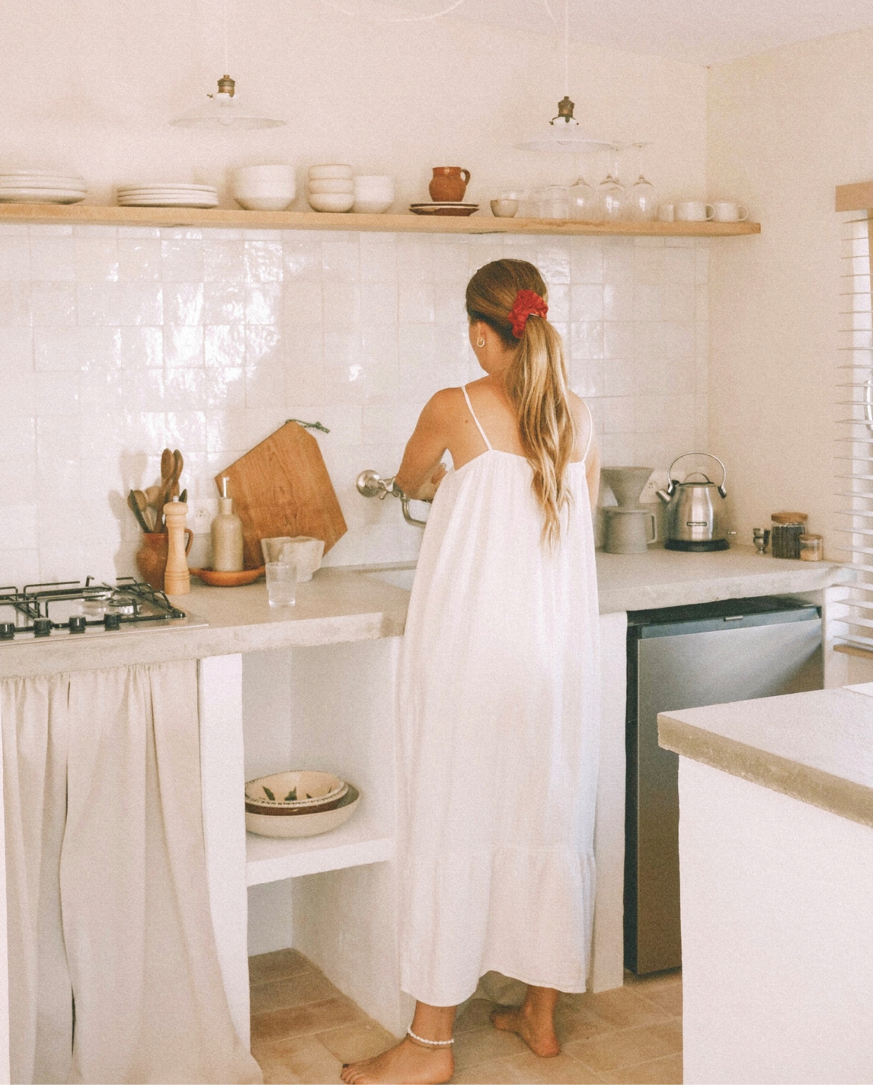 Keuken en gordijn zelfgemaakt. Kraan Keukenkranen.be. Tegels Impermo. Opaline lampenkappen antiek. Waterkoker Kitchenaid. Servies Tell Me More. Keramieken pour-over-koffieset Makaki Studio. vtwonen 08-2026 | fotografie Isabelle Vermeersch