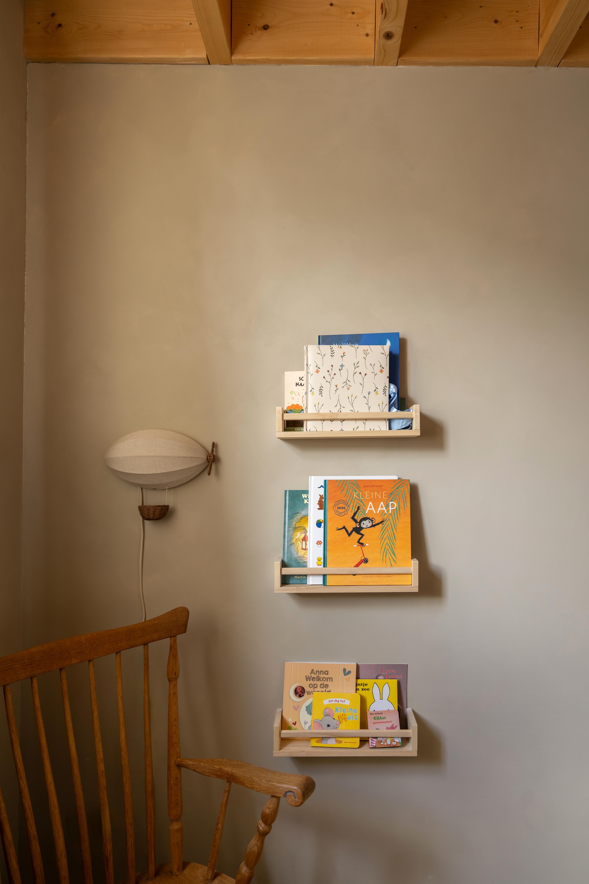 Schommelstoel kringloop. Wandplankjes Ikea. Lamp Zara. vtwonen 09-2026 | fotografie Lotte van Uittert