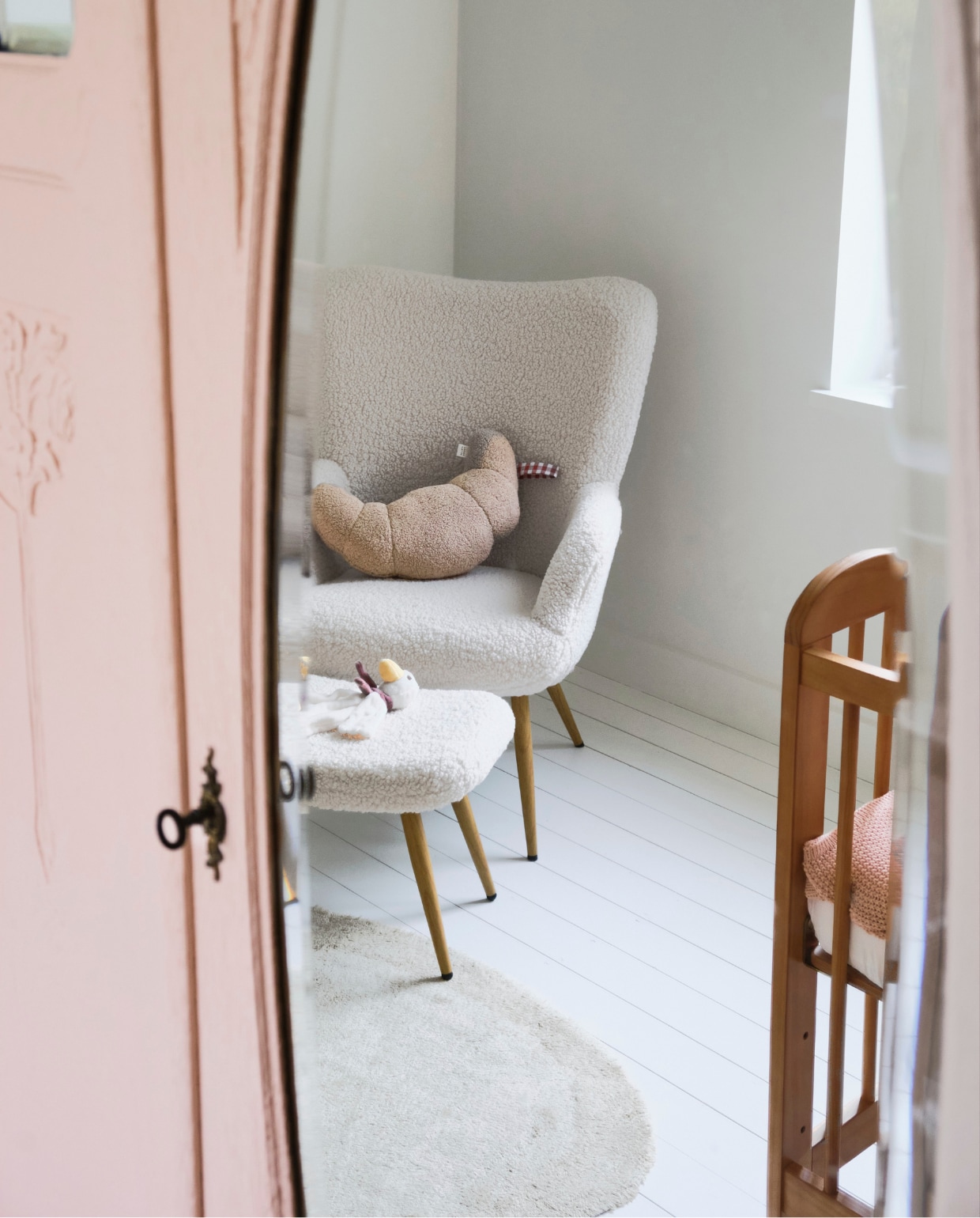 Fauteuil Jysk. Croissant-knuffel Atelier Pomme. vtwonen 07-2026 | fotografie Mr. Frank