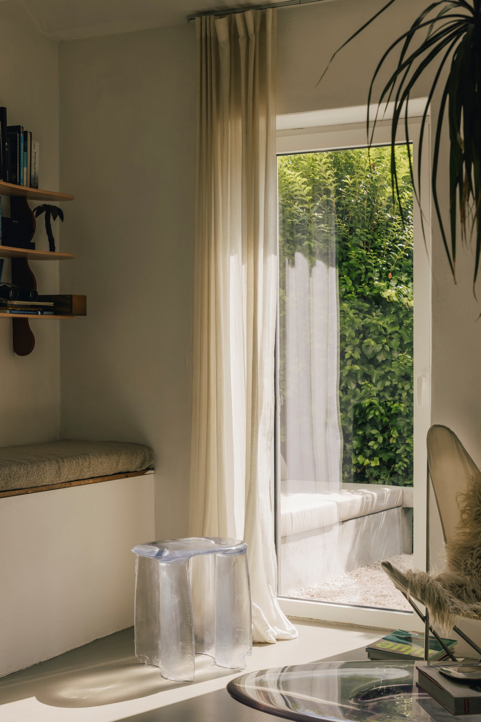 Kruk Liquid van Lukas Cober. Stoel Butterfly van Jorge Ferrari Hardoy voor Knoll. Gordijnen kaasdoek gekleurd met kurkuma van Lukas Cober. vtwonen design 8-2026 | Fotografie Katoo Peeters
