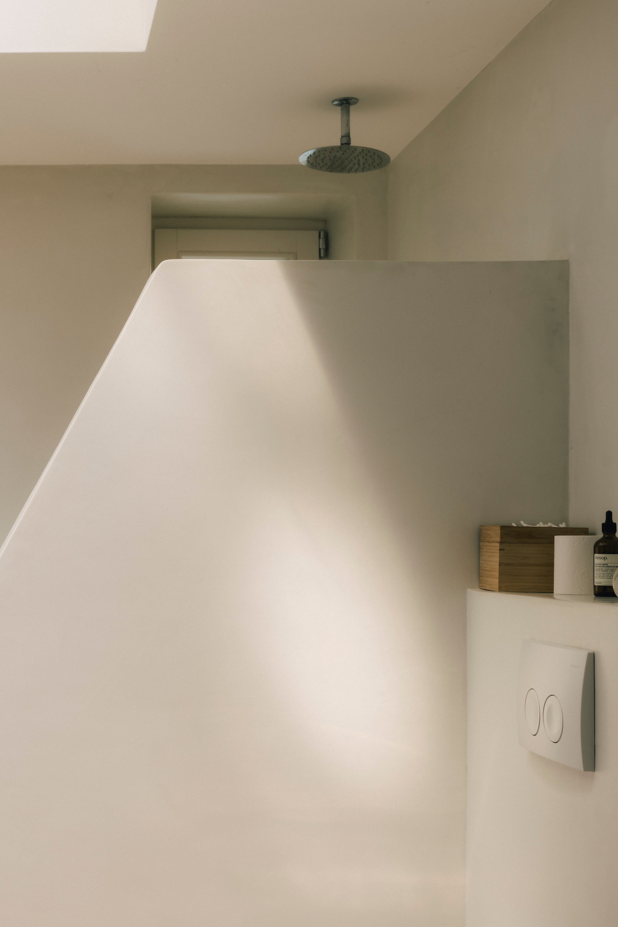 Badkamer in beton ciré. Zeep en parfum Aesop. vtwonen design 8-2026 | Fotografie Katoo Peeters