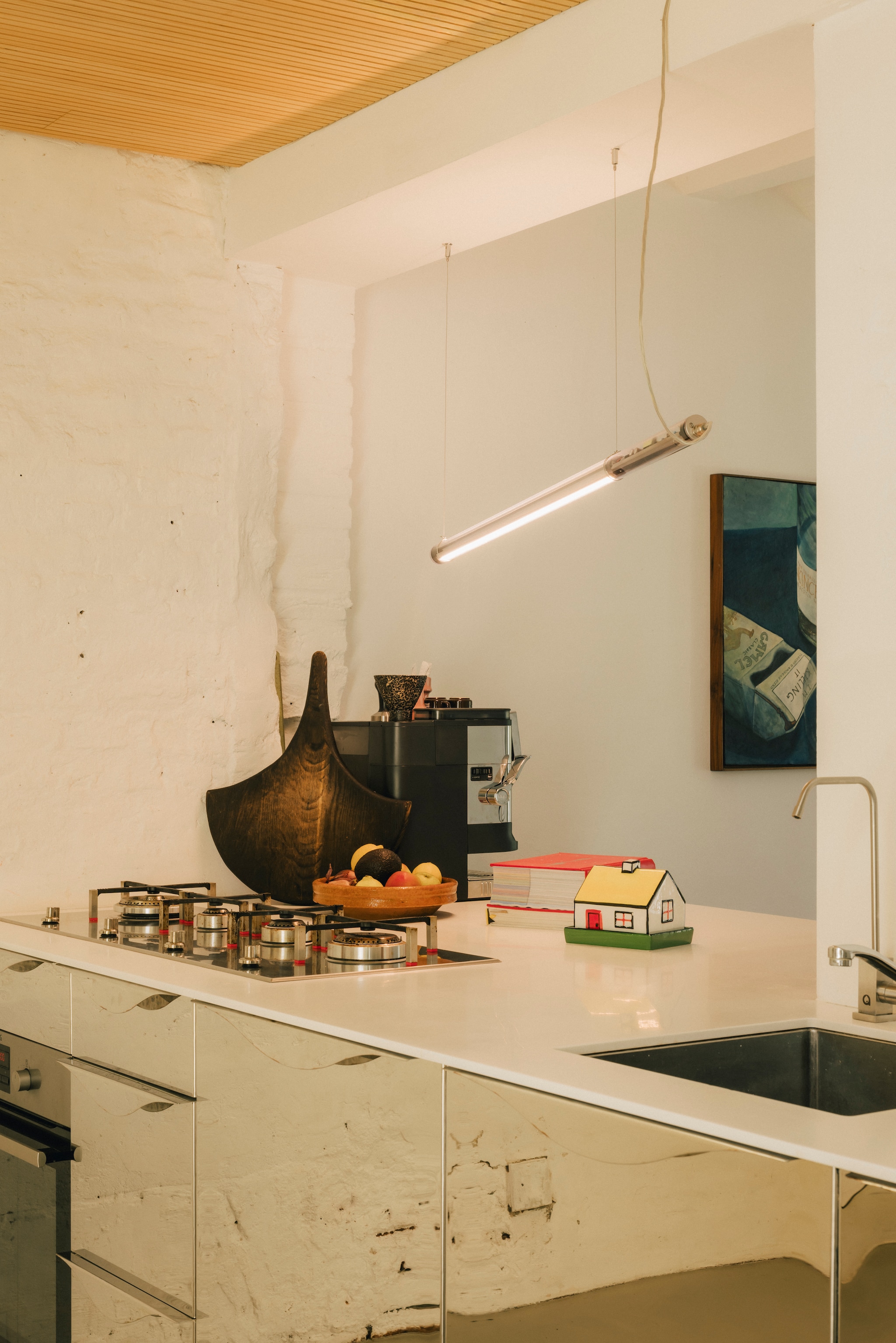 Botervloot Haines House Butter Dish van &Klevering. Lamp Bacchetta Magica van Mario Nanni voor Viabizzuno. Kookstel Px140nl van Smeg. vtwonen design 8-2026 | Fotografie Katoo Peeters