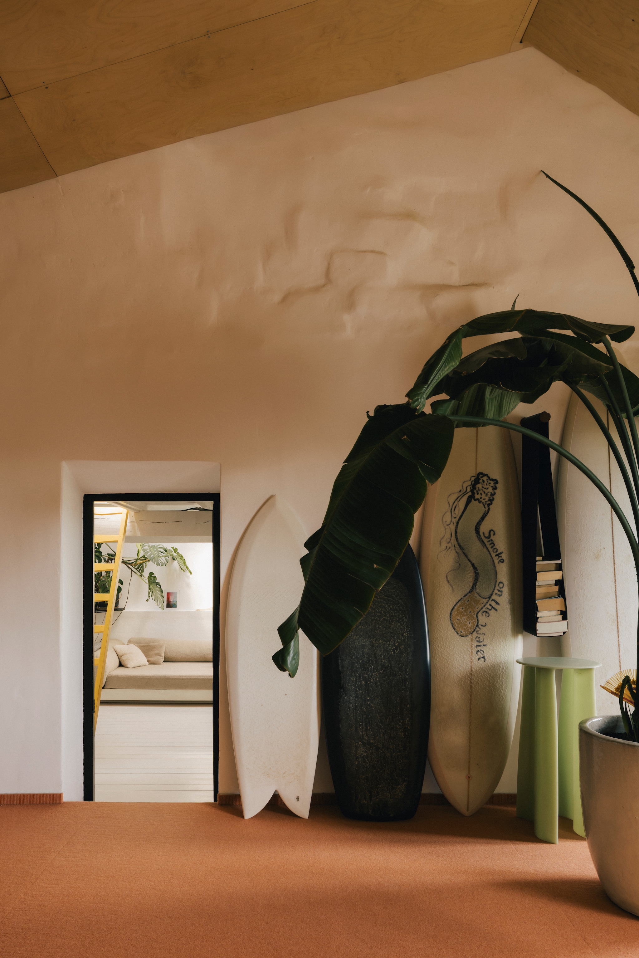 Surfboards Lukas Cober. Boekenhanger Kaspar Hamacher. Sokkel New Wave van Lukas Cober. Plant Strelitzia Nicolai. vtwonen design 8-2026 | Fotografie Katoo Peeters