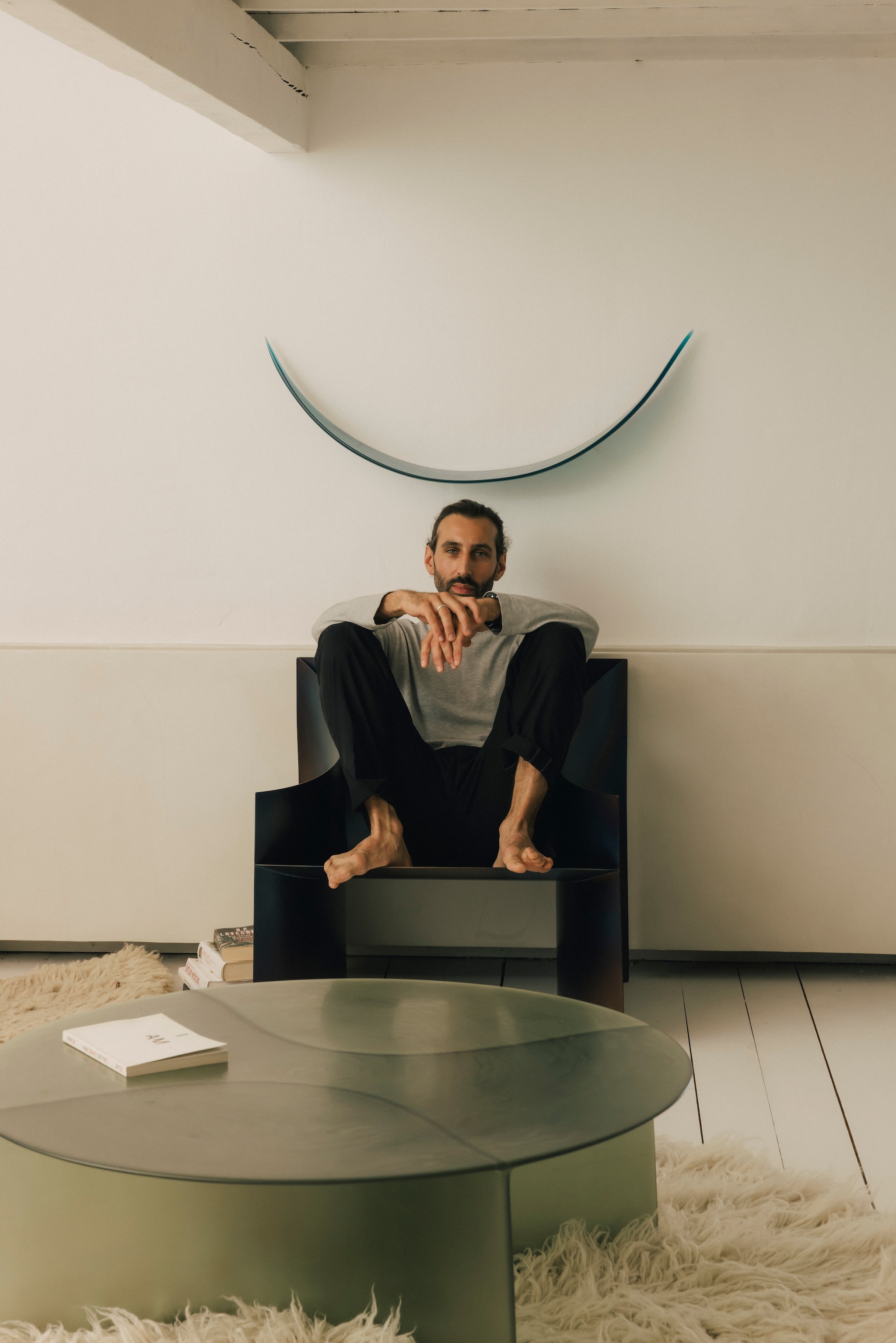 Wandobject en salontafel New Wave van Lukas Cober. Fauteuil One Curve van Studio Narra. Vloerkleed Greek Flokati. vtwonen design 8-2026 | Fotografie Katoo Peeters