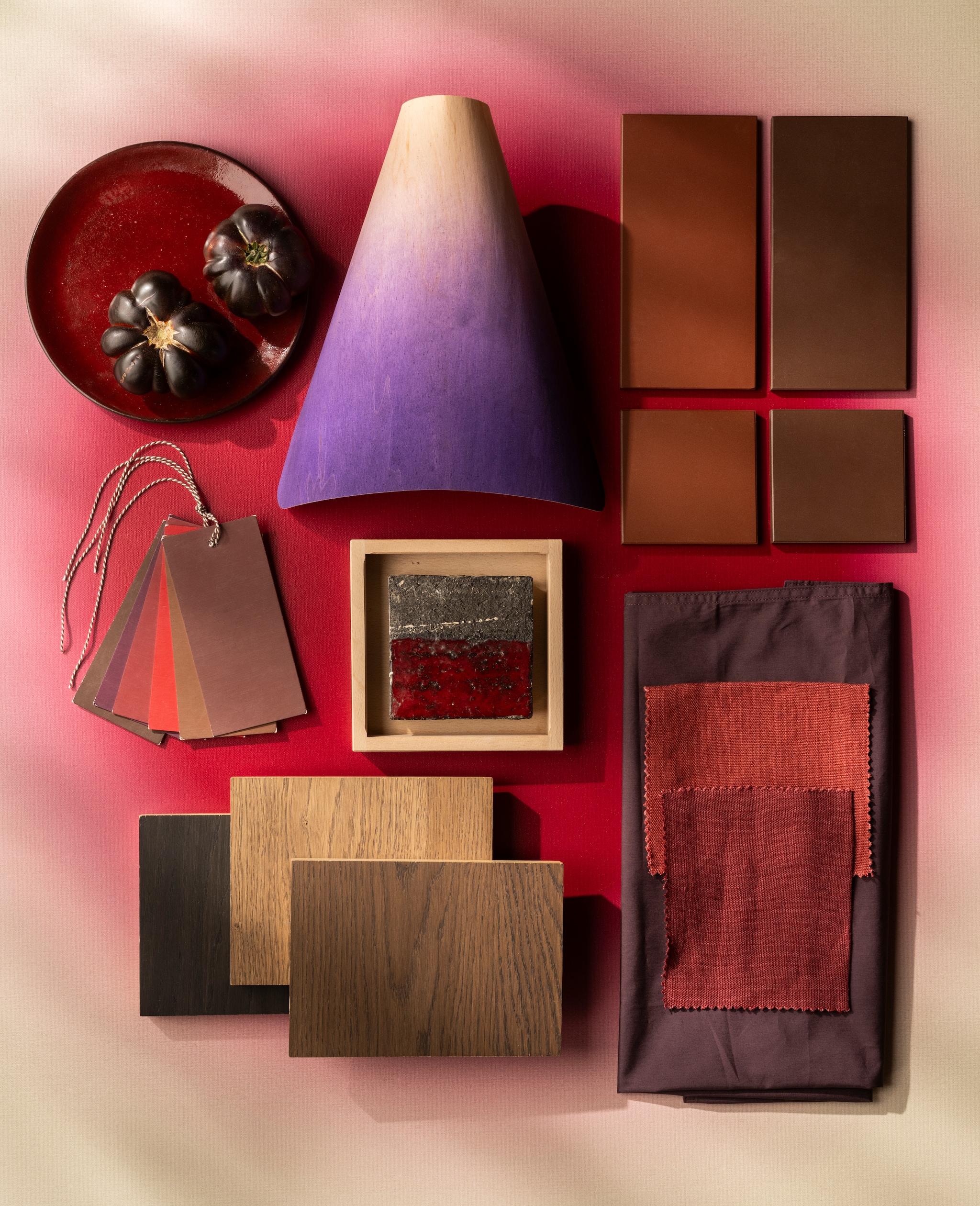 Sergio Herman bord, keramiek, rood € 21,50, tegel in lijst, keramiek en hout, rood/grijs/naturel € 55,- (cor-unum.nl). Onno Adriaanse wandlamp Dawn, hout, paars dégradé € 175,- (onnoadriaanse.nl). Winckelmans tegels, keramiek, chocolat/brun, 20x10 cm (lxb), per 25 € 60,69 (vd-pol.nl). Dina Dankers kunstwerk, canvas, wijnrood en wit € 345,- (werkaandemuur.nl). Pure & Original verfstalen kalkverf (pure-original.com). Chivasso stofstalen stonewashed linnen Reloaded, rood/oranjerood (jab.de). Houtstalen privébezit. vtwonen 10-2026 | styling Marianne Luning | fotografie Stan Koolen