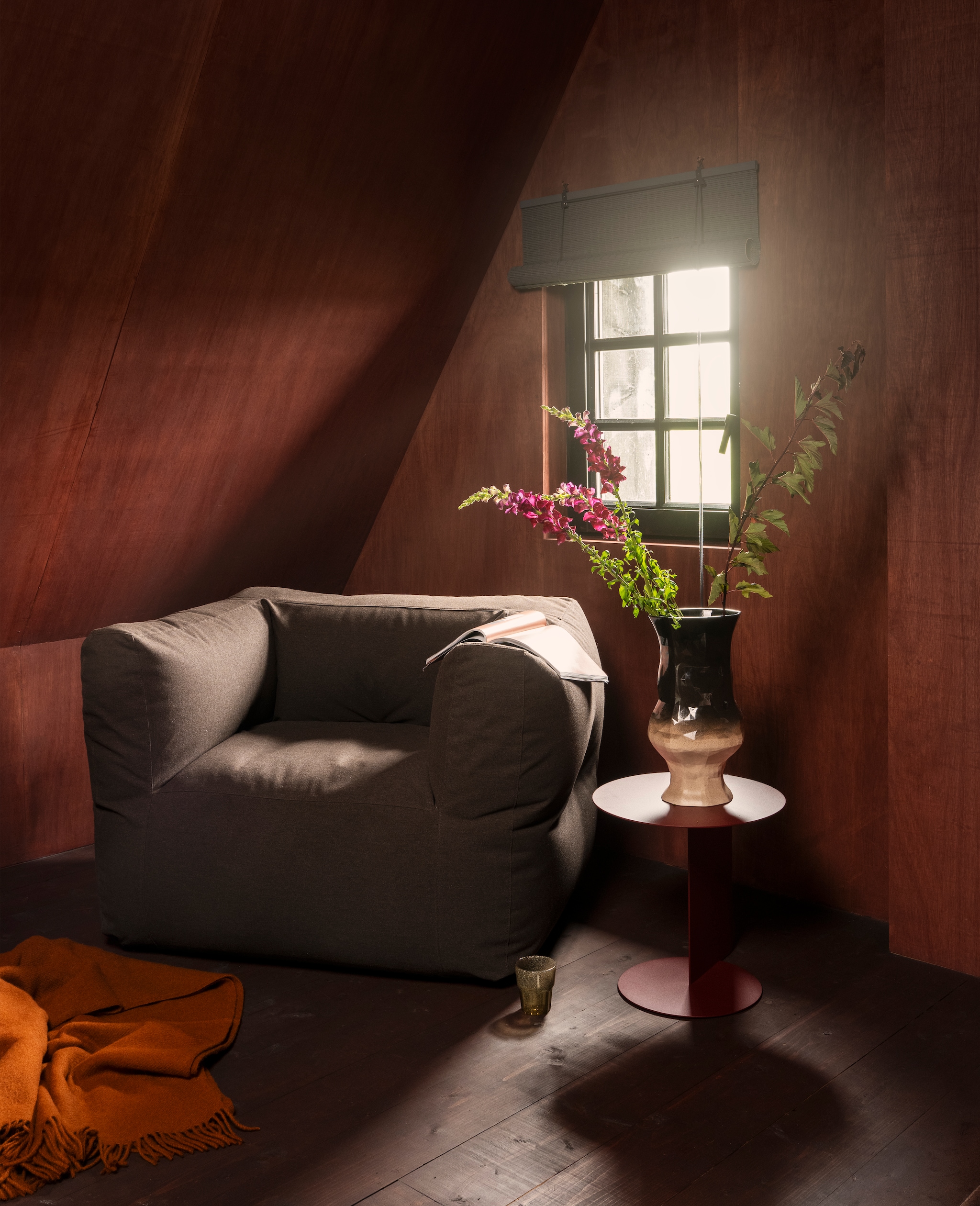 Bryck loungestoel Classic collection, stof, new brown, 100x80x75 cm (bxdxh) € 850,- (bryck.nl). Spinder Design bijzettafel Salsa, metaal, dark red € 175,- (shop.vtwonen.nl). Ralf Gloudemans vaas Caldra, aardewerk, brown dégradé € 272,- (cor-unum.nl). Aabe plaid Boston 476, lamswol, roest € 135,- (aabe.nl). HKliving glas, glas, multicolour, set van 6 € 41,95 (no2byesther.nl). vtwonen 10-2026 | styling Marianne Luning | fotografie Stan Koolen