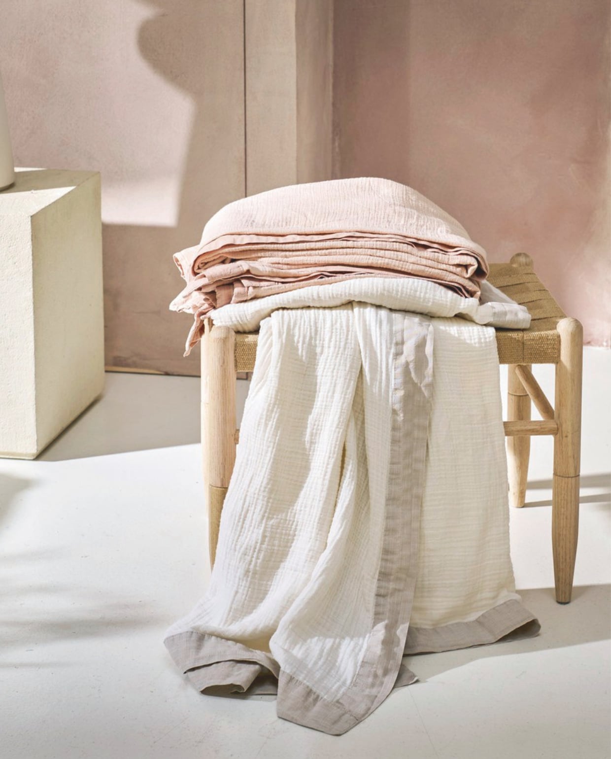 vtwonen dekbedovertrek Gentle Embrace, katoen mousseline, soft pink, vanaf € 59,95, vtwonen bedsprei Gentle Embrace, katoen mousseline, sand, vanaf € 59,95.M.m.v. zarahome.com (kruk). vtwonen landelijk collectie 7-2026 | styling Cleo Scheulderman | fotografie Jeroen van der Spek
