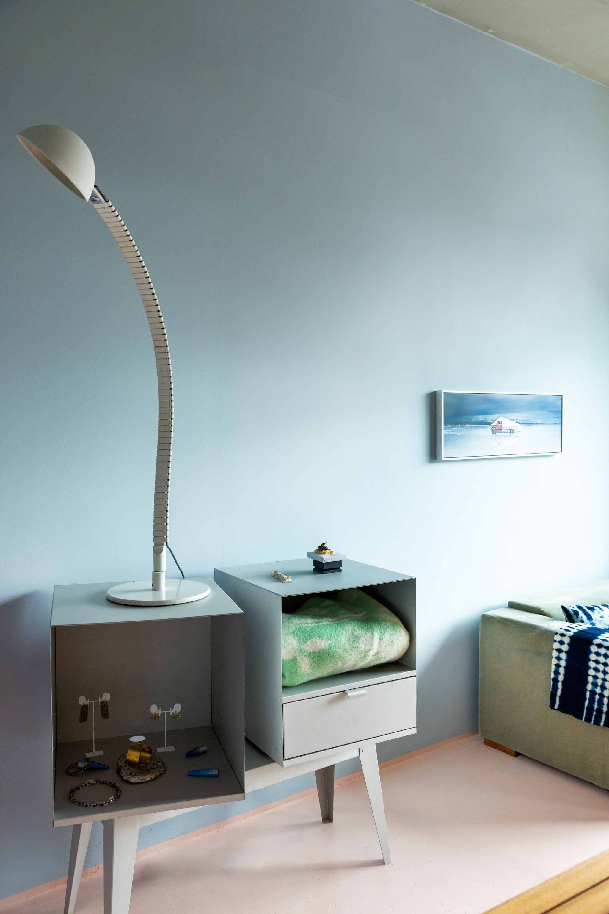 Lamp van oma gekregen. Wollen deken vintage. Kast Piet Hein Eek. Sieraden Tweek-Eek. vtwonen 10-2026 | styling Djolien De Kreij | fotografie Dana van Leeuwen