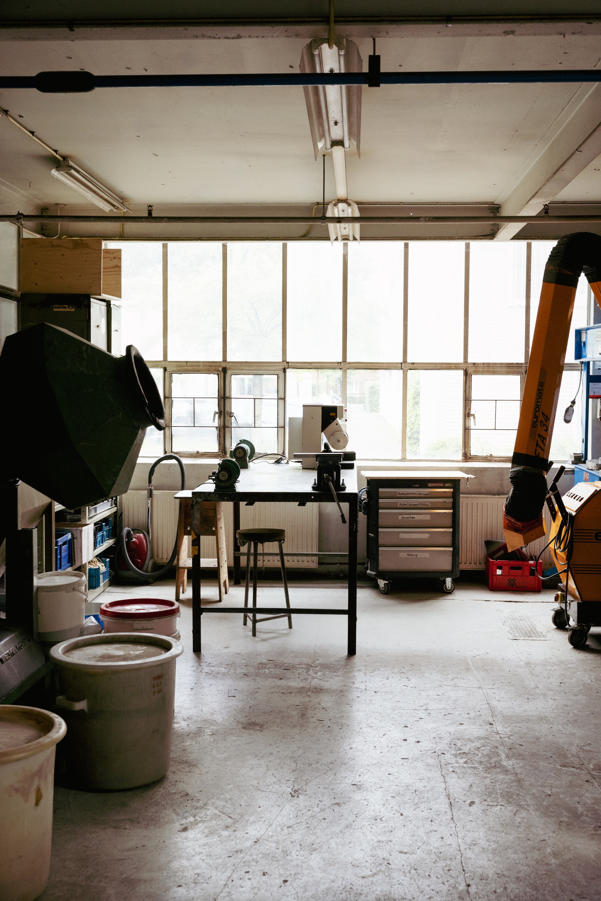 Het atelier van Tweek-Eek in Eindhoven. vtwonen 10-2026 | styling Djolien De Kreij | fotografie Dana van Leeuwen