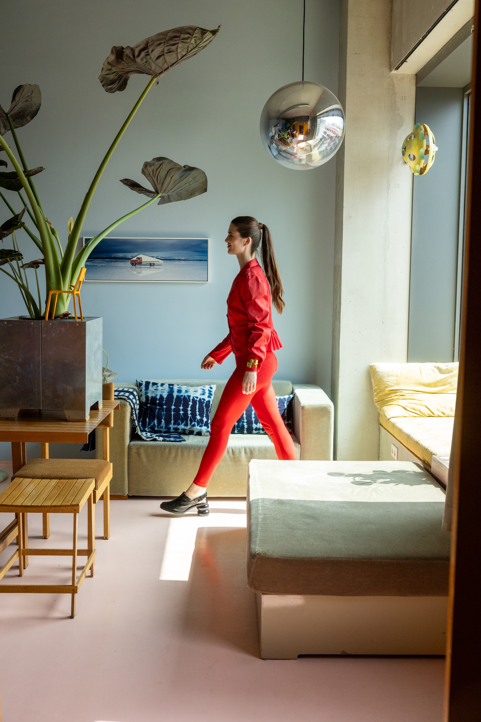 Bank, tafel, stoelen en bloempot Piet Hein Eek. Hanglamp Tom Dixon. Wandlamp Jeanine Eek-Keizer. Foto Scarlett Hooft Graafland. Kussen en plaid uit Afrika. Gele kussens zelf gemaakt met vintage stof. vtwonen 10-2026 | styling Djolien De Kreij | fotografie Dana van Leeuwen