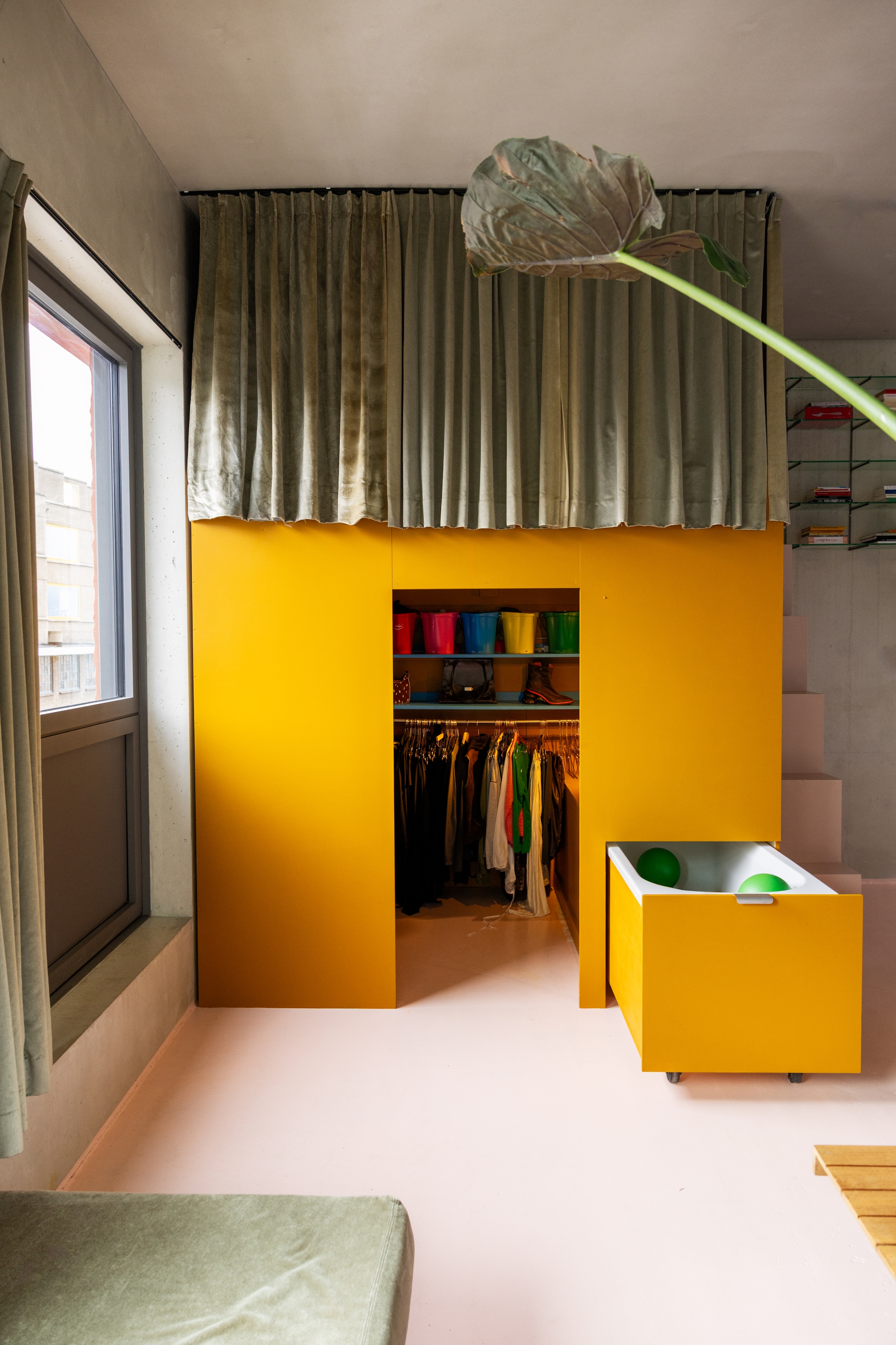Muurverf zelf gemengd. Bed, kast en gordijnen zelf gemaakt. Vergelijkbare verfkleur als vloer Hex ecc6bf. vtwonen 10-2026 | styling Djolien De Kreij | fotografie Dana van Leeuwen