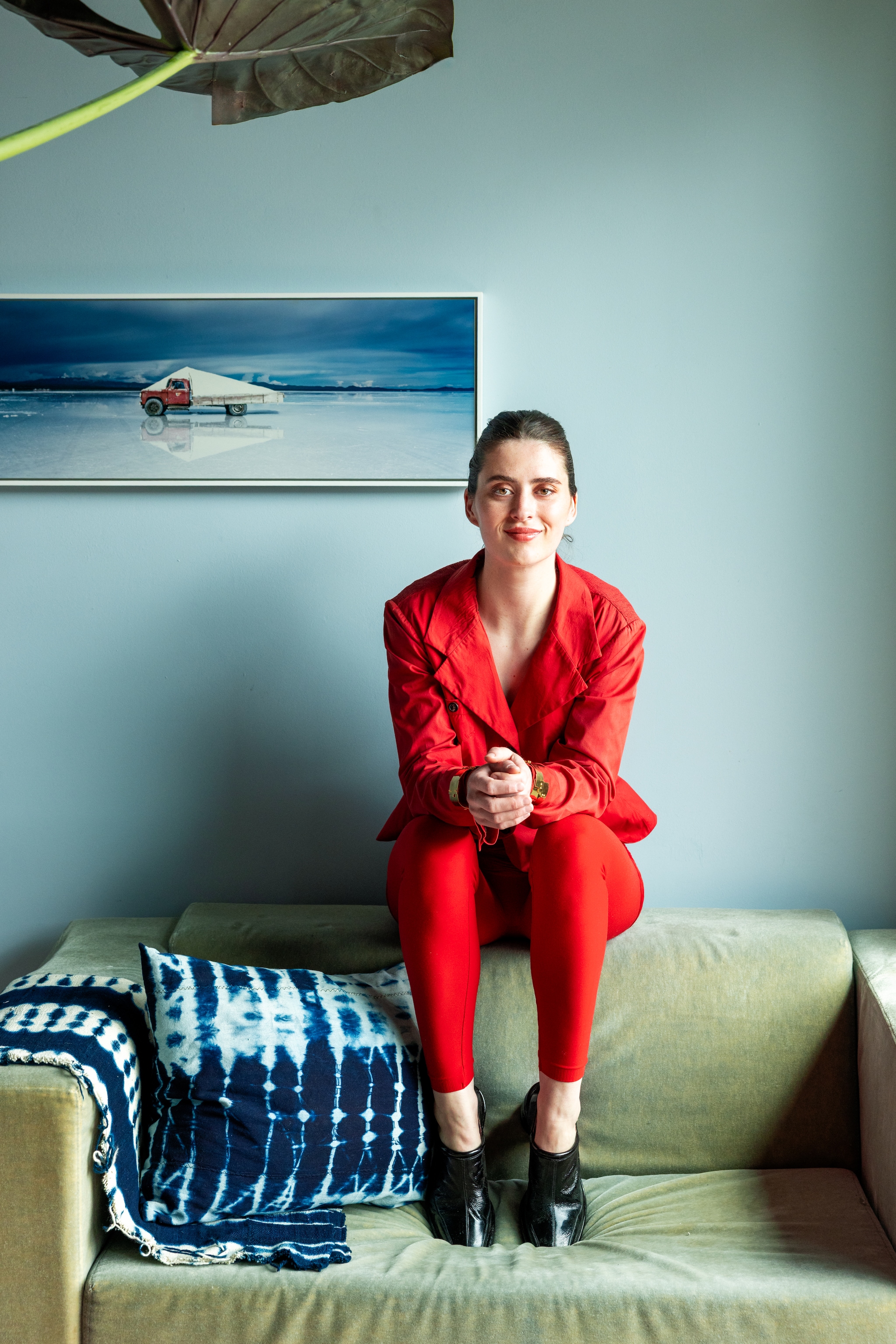 Muurverf zelf gemengd. Bank Piet Hein Eek. Foto Scarlett Hooft Graafland. Kussen en plaid uit Afrika. vtwonen 10-2026 | styling Djolien De Kreij | fotografie Dana van Leeuwen