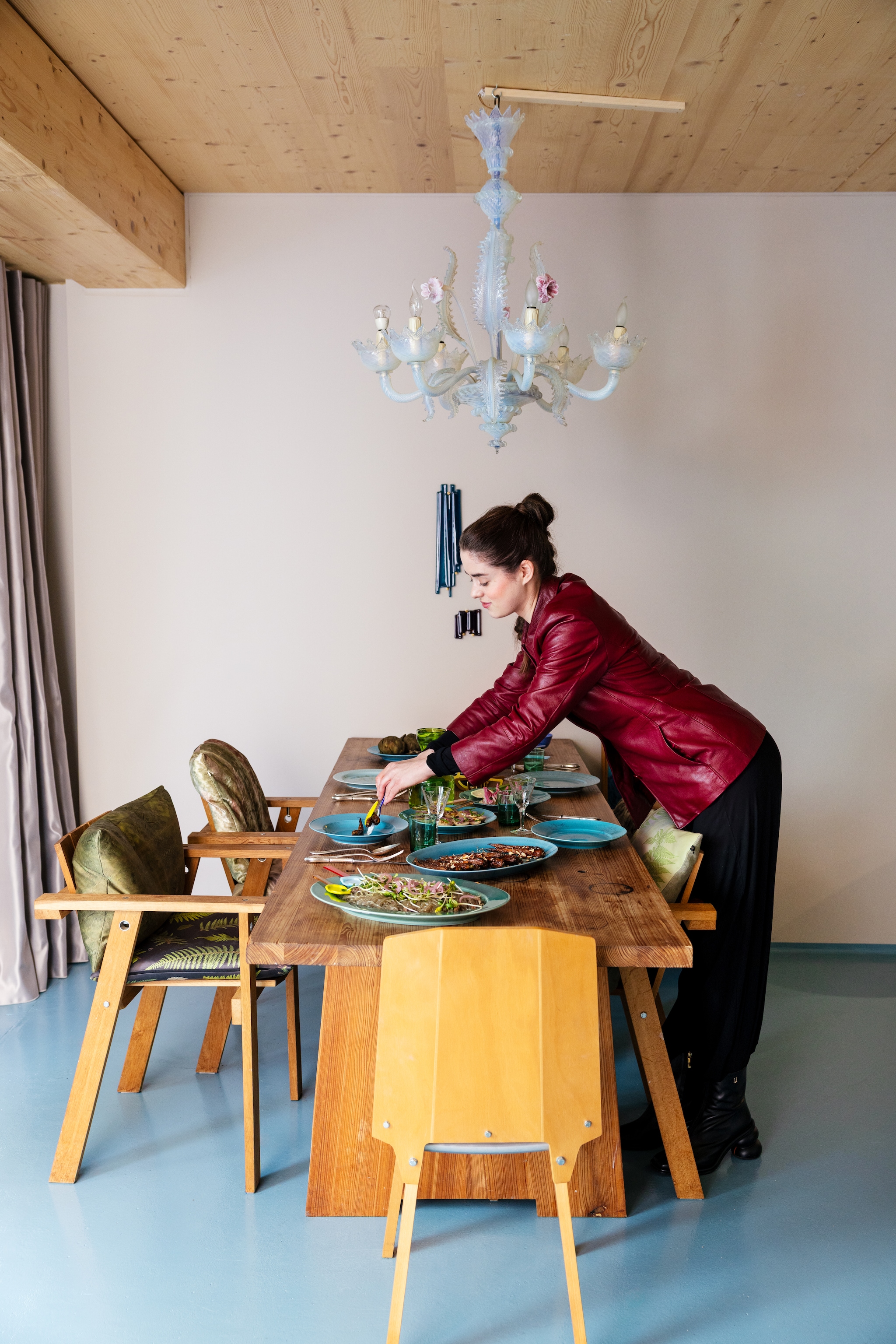Vloer Paulycote kleur Sikkens Q8.15.55. Eettafel en stoelen Piet Hein Eek. Stoelkussens Chantal Keizer. Kroonluchter Murano. Wandobject Studio Rens. Blauw servies Jeanine Eek-Keizer. vtwonen 10-2026 | styling Djolien De Kreij | fotografie Dana van Leeuwen