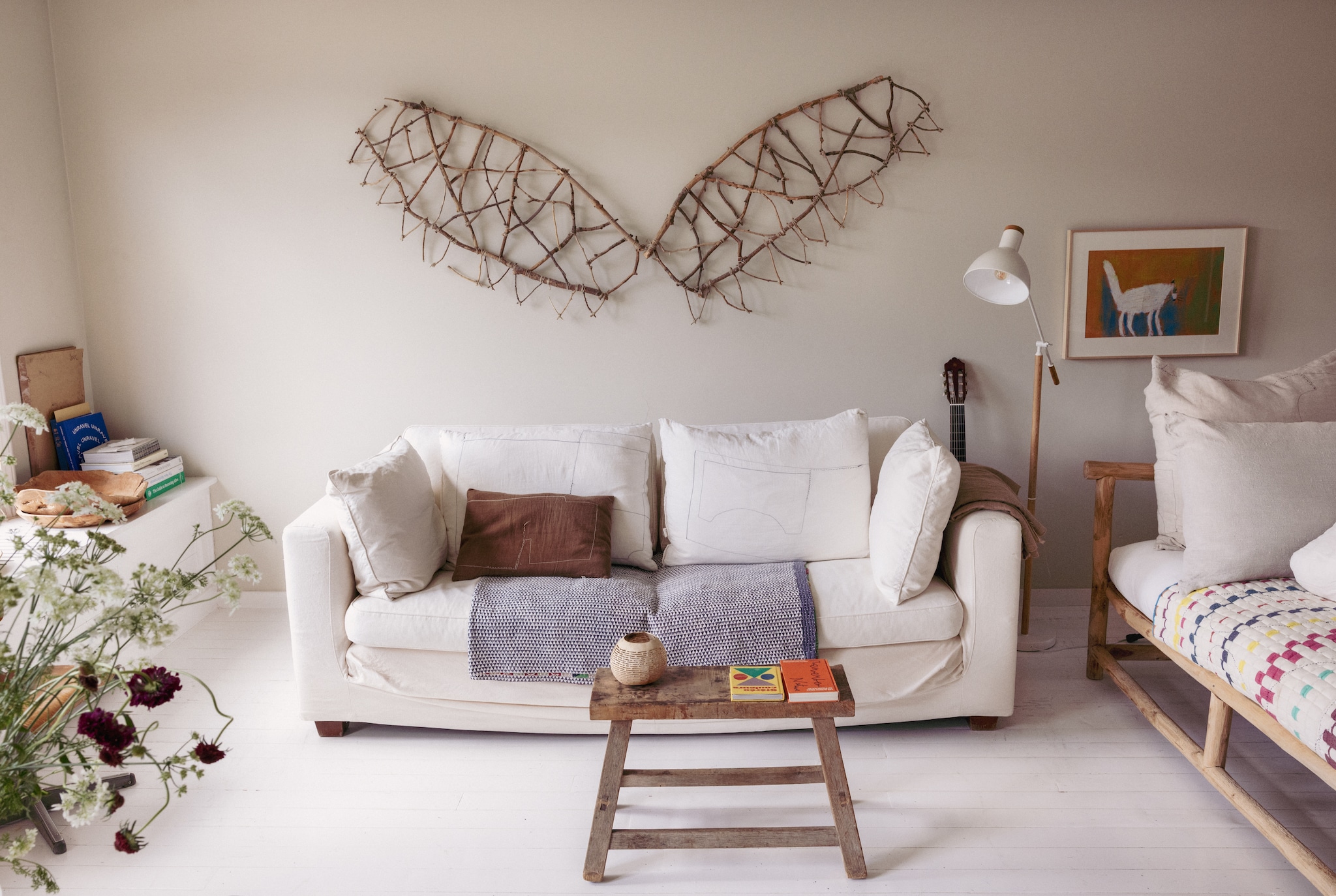 Houten vleugels Sandra van Elewout. Bank Linteloo. Sprei Atelier Sukha. Kussens Fant. Tekening door Juul gemaakt. vtwonen 10-2026 | styling Meta van Grinsven | fotografie Dana van Leeuwen