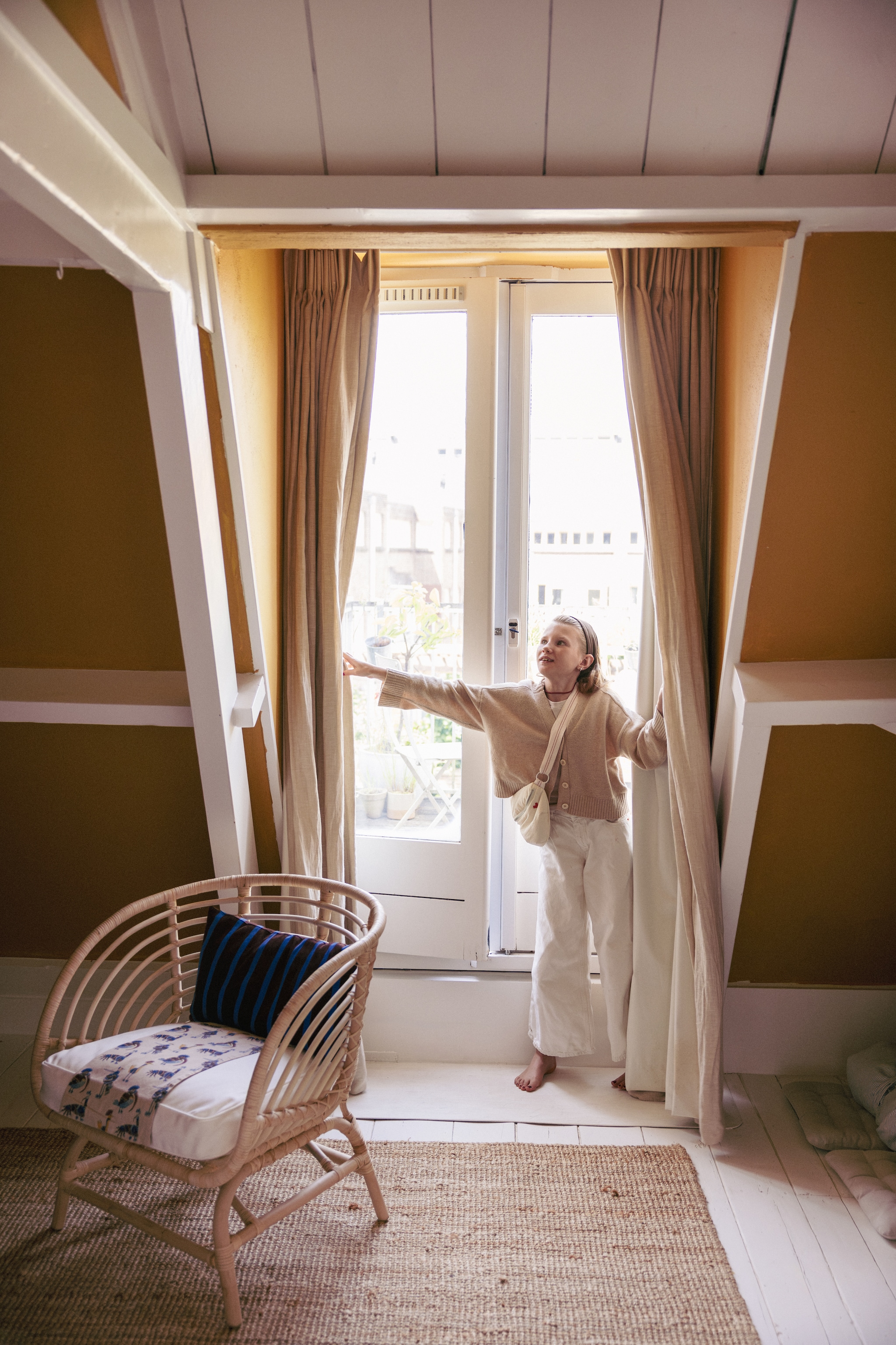 Stoel en kleed Ikea. Gordijnen August Interieur. vtwonen 10-2026 | styling Meta van Grinsven | fotografie Dana van Leeuwen