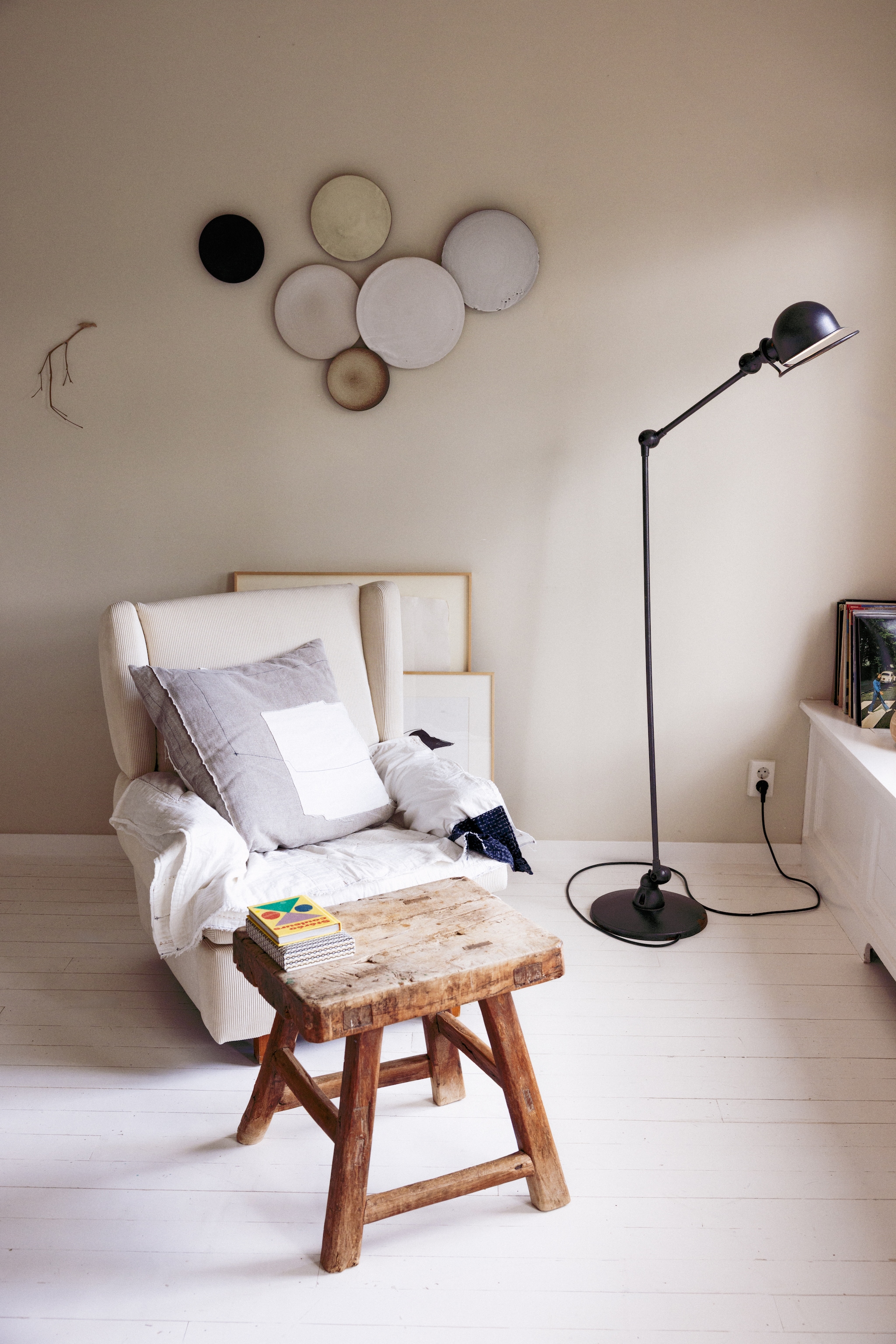 Stoel gemaakt door Irenes vader. Wandborden Keramiekkantoor. Houten vogel Teresa Hunyadi. vtwonen 10-2026 | styling Meta van Grinsven | fotografie Dana van Leeuwen