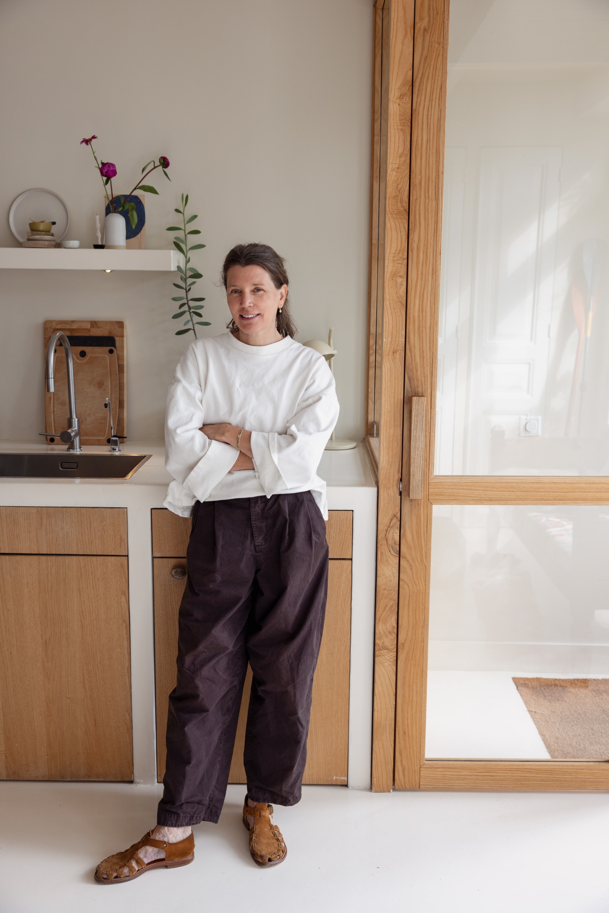 Keuken en gang zelf gemaakt met beton ciré in kleur White Tie van Farrow & Ball. Deuren van eikenhout. Vazen Annemieke Boot. vtwonen 10-2026 | styling Meta van Grinsven | fotografie Dana van Leeuwen