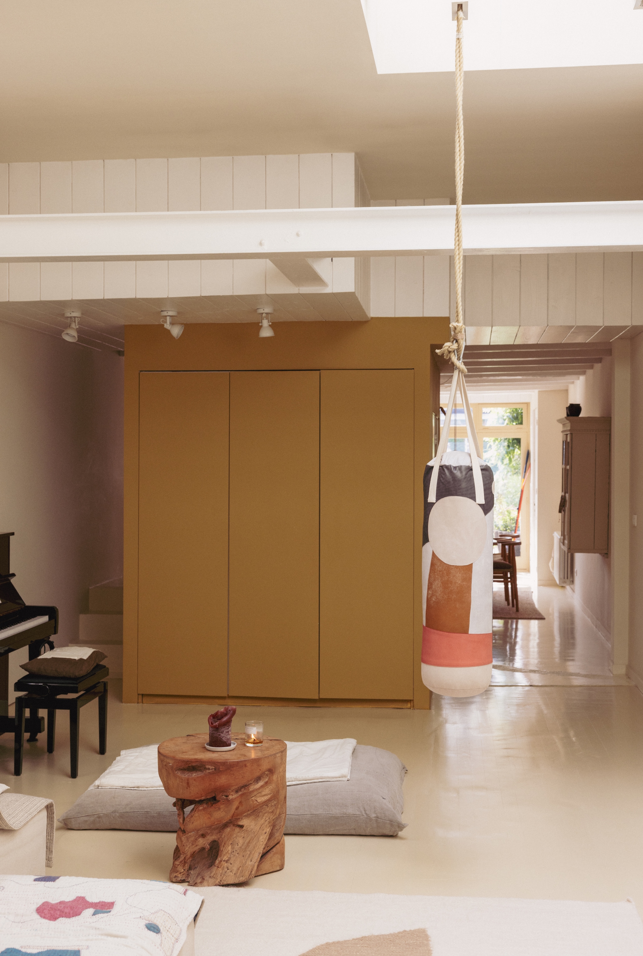 Vloer kleur White Tie en kast kleur Duster van Farrow & Ball. Boksbal Snekkerbucks. Vloerkussen Fant. vtwonen 10-2026 | styling Meta van Grinsven | fotografie Dana van Leeuwen
