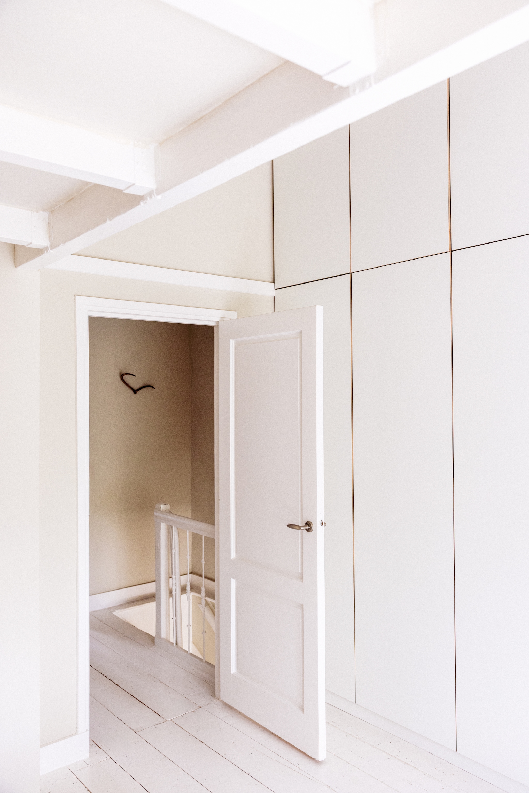 Inbouwkasten zelfgemaakt, geverfd in All White van Farrow & Ball.  vtwonen 10-2026 | styling Meta van Grinsven | fotografie Dana van Leeuwen