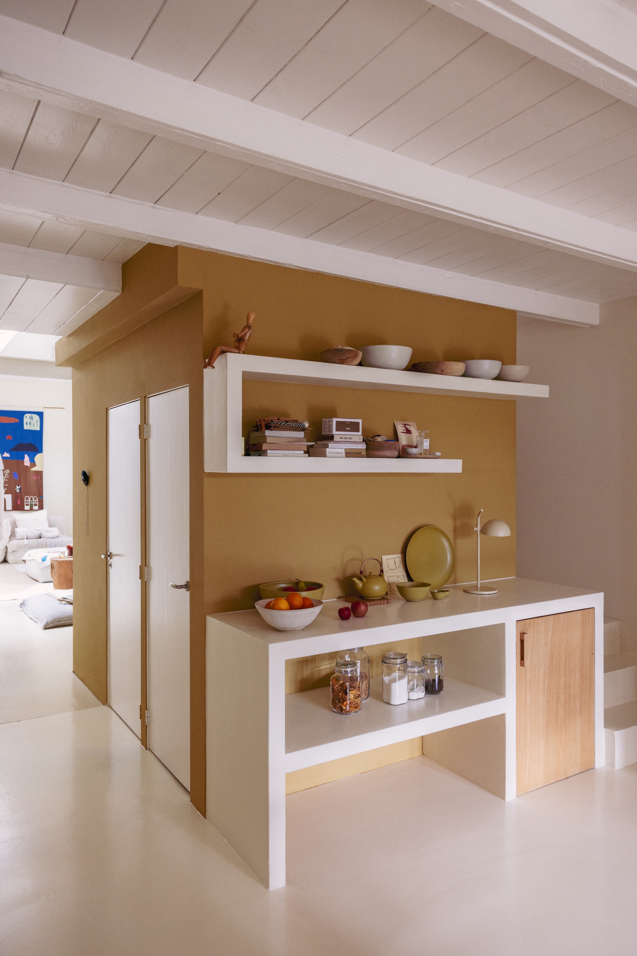 Keuken en gang zelf gemaakt met beton ciré in kleur White Tie van Farrow & Ball. Deuren van eikenhout. Cementvloer geschilderd in kleur White Tie en muur kleur School House White van Farrow & Ball. Theedoek van Vacances en servies Atelier Sukha. vtwonen 10-2026 | styling Meta van Grinsven | fotografie Dana van Leeuwen