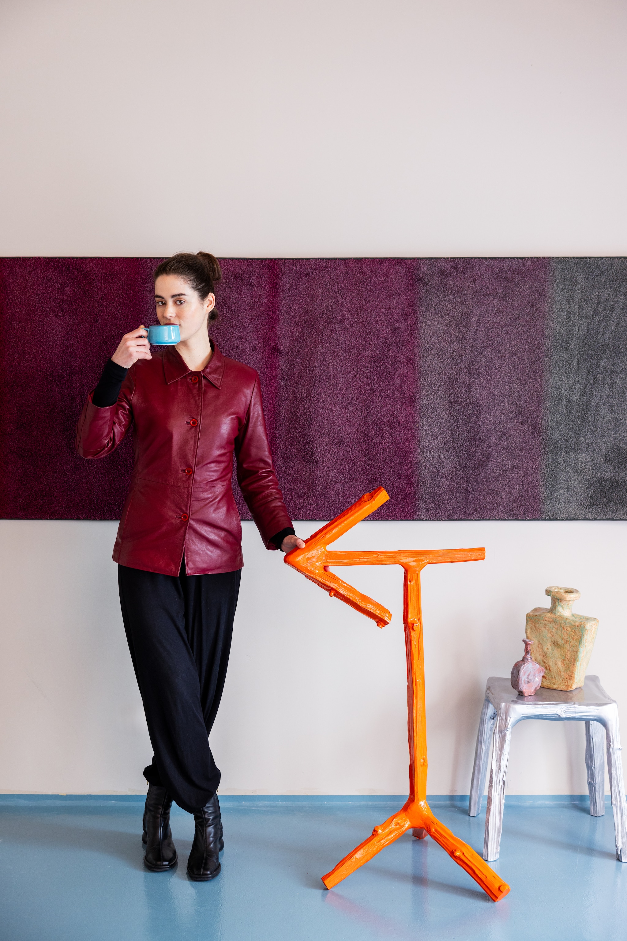 Kruk en object Splitted Arrow Teun Zwets. Vazen Willem van Hooff. vtwonen 10-2026 | styling Djolien De Kreij | fotografie Dana van Leeuwen