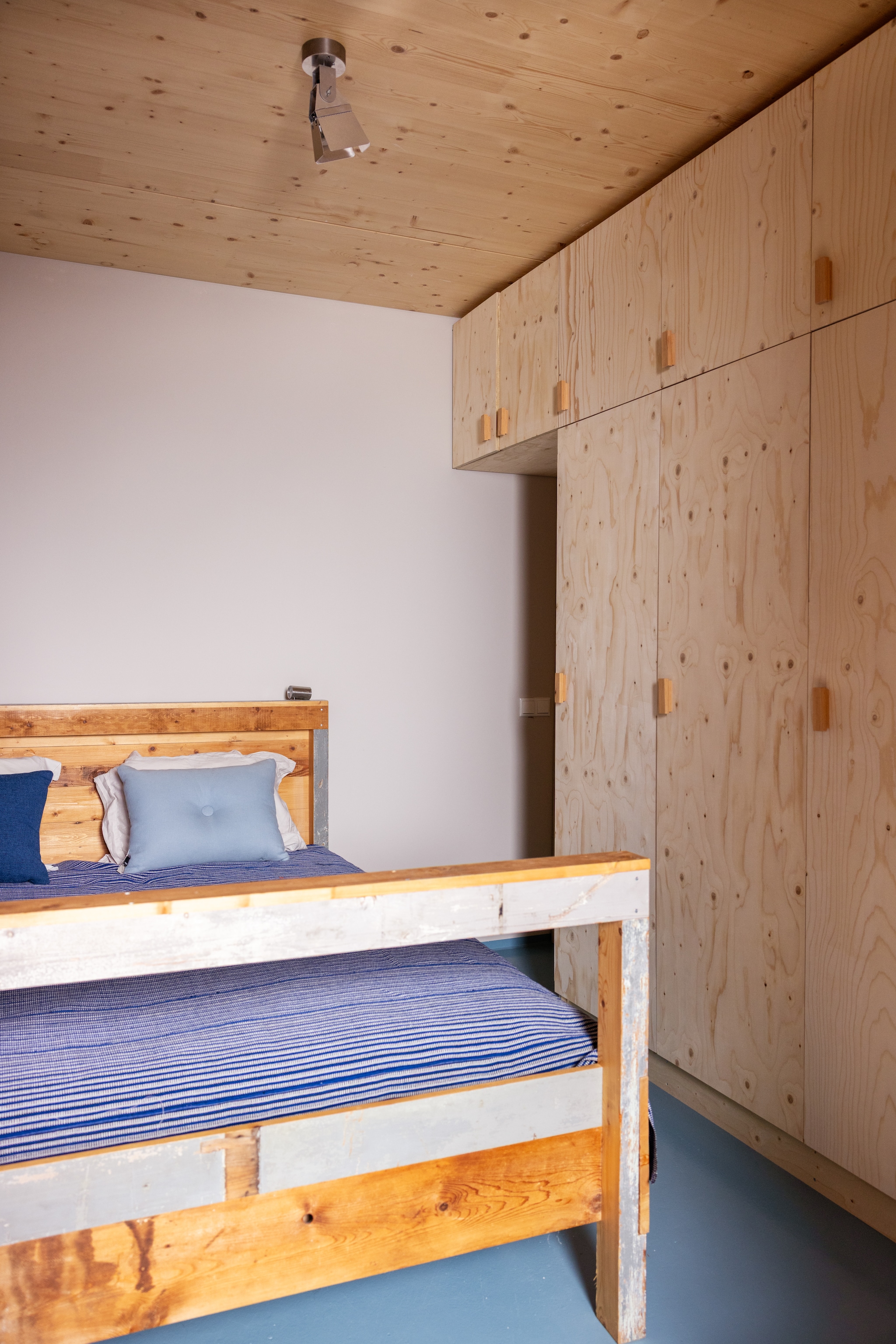 Kasten gemaakt van multiplex. Bed Piet Hein Eek. Sprei uit Afrika. Kussens Hay. vtwonen 10-2026 | styling Djolien De Kreij | fotografie Dana van Leeuwen
