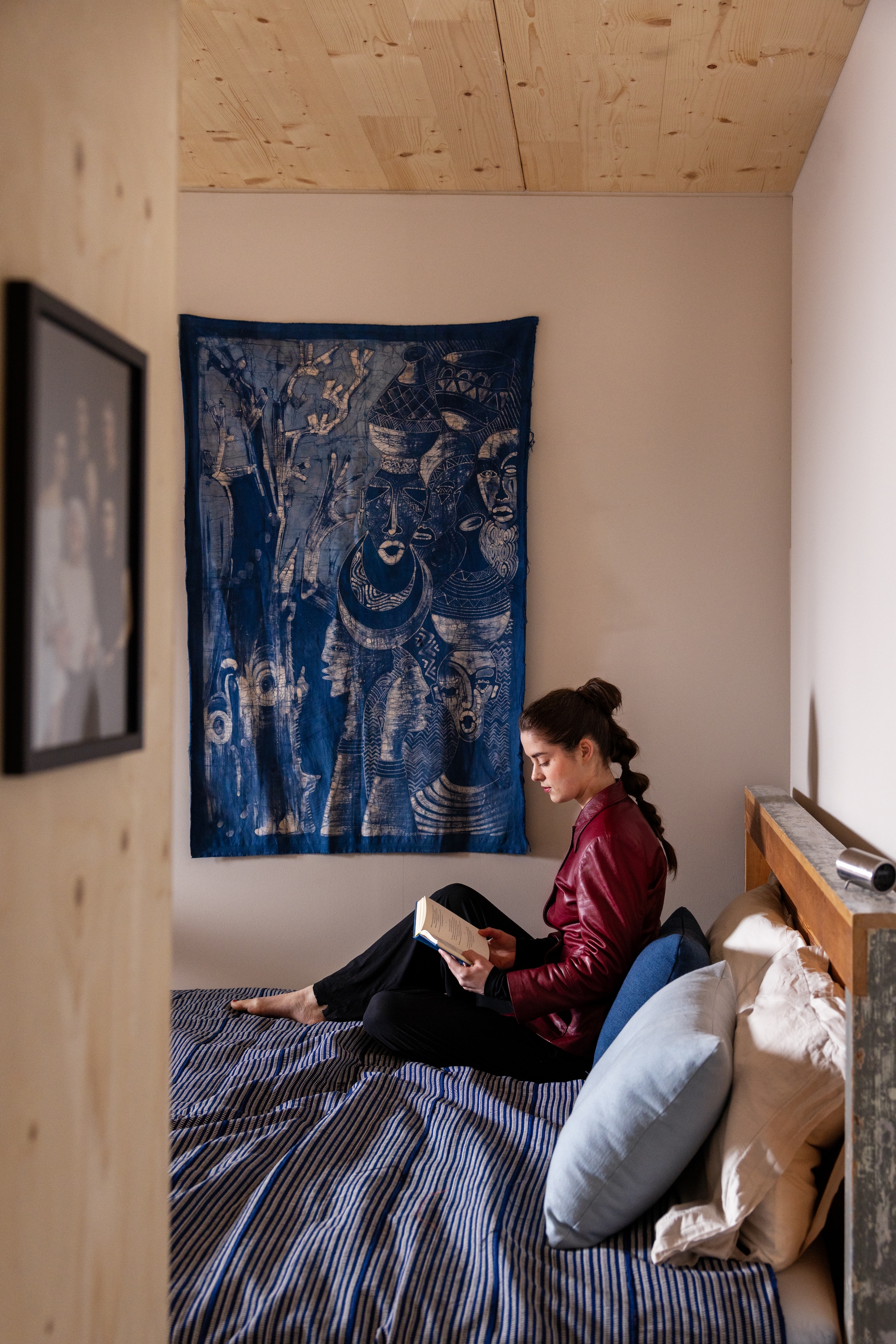 Schilderij Maria Bodil. Wandkleed Usman Ba. Sprei uit Afrika. Kussens Hay. vtwonen 10-2026 | styling Djolien De Kreij | fotografie Dana van Leeuwen