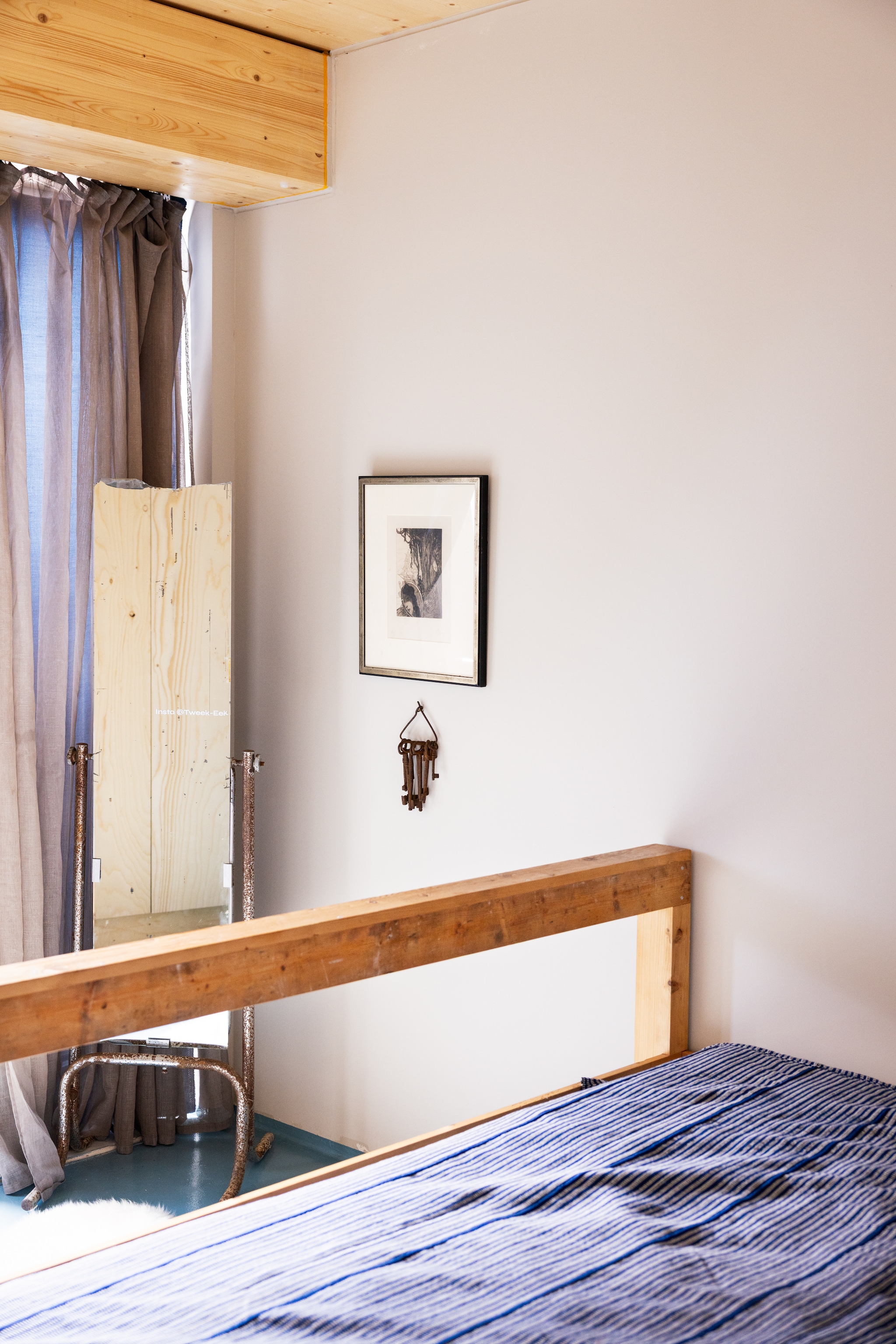 Bed Piet Hein Eek. Wandhanger en spiegel vintage. vtwonen 10-2026 | styling Djolien De Kreij | fotografie Dana van Leeuwen