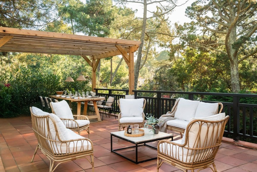 Het terras boven de aanbouw. Vergelijkbare items: terracotta tegels De Tegel BV, meubels Tikamoon. vtwonen Landelijk 7-2026 | styling Amandine Berthon | fotografie Julien Fernandez | productie Amandine et Jules