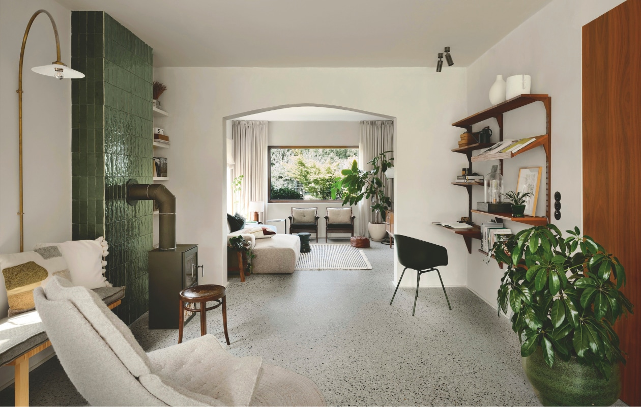 Bureaustoel Hay. Vintage wandsysteem Poul Cadovius. Lichtschakelaars Berker. Spots Serax. Bank Mycs. Houten kruk van grootouders. Vintage loungestoelen, planten en potten The Plant Corner. vtwonen 08-2026 | fotografie Mr. Frank