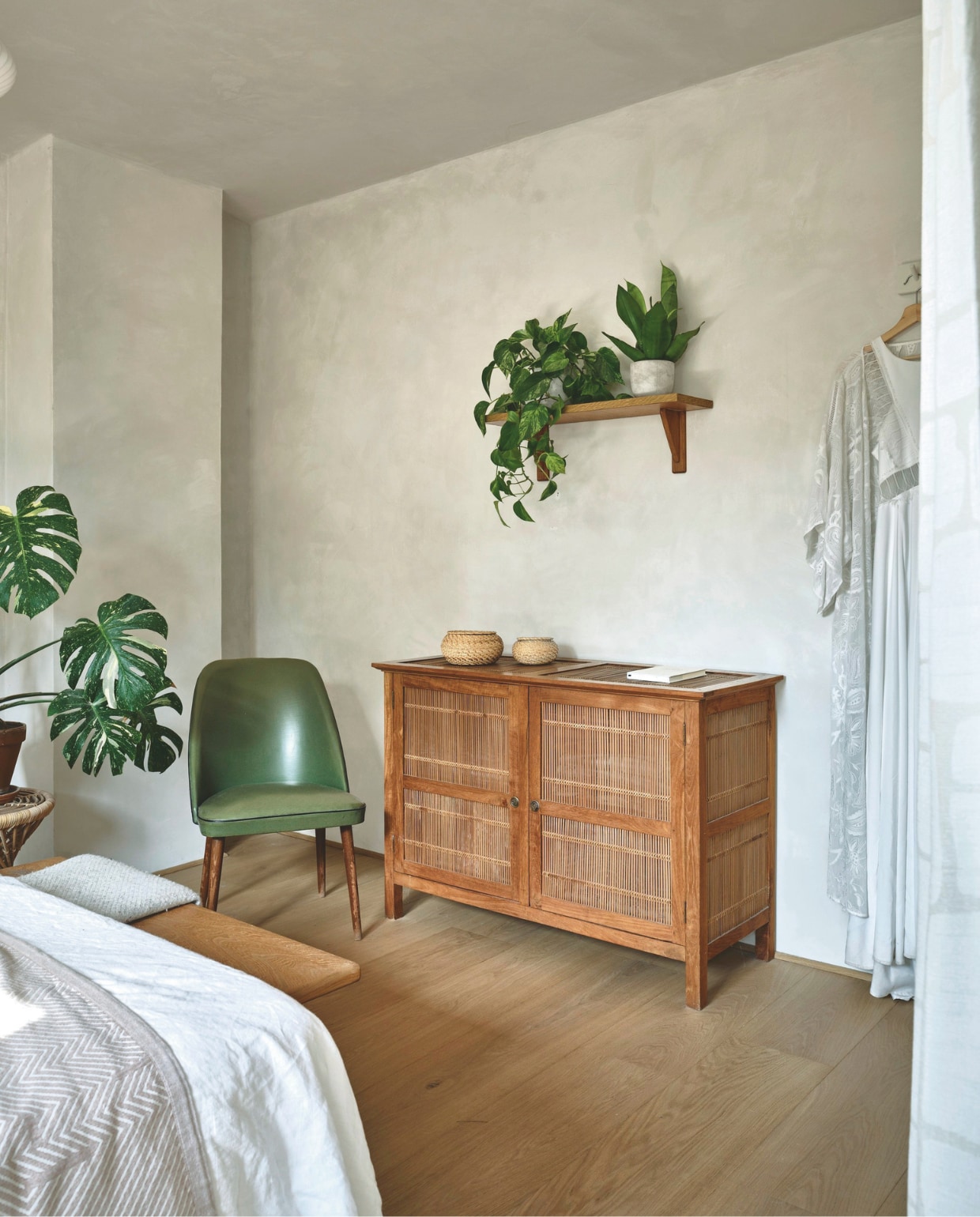 Groene stoel rommelmarkt. Dressoir en wandplank vintage. Rieten mandjes Ikea. Planten en potten The Plant Corner. vtwonen 08-2026 | fotografie Mr. Frank