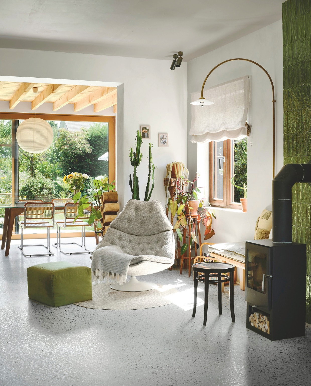 Loungestoel Artifort. Spots Serax. Kruk en poef van grootouders. Gouden wandlamp Muller Van Severen. vtwonen 08-2026 | fotografie Mr. Frank